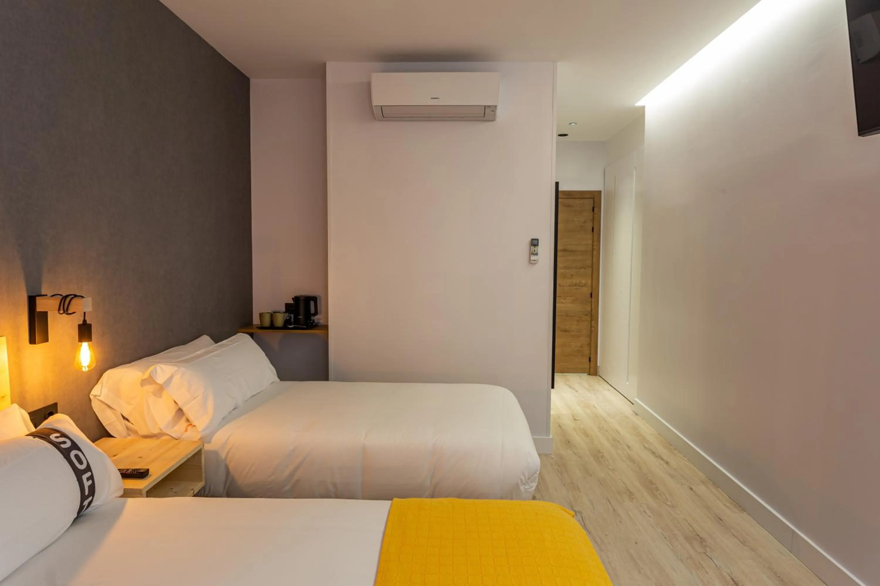 Photo of the whole room, Bed in Casual Fuentes