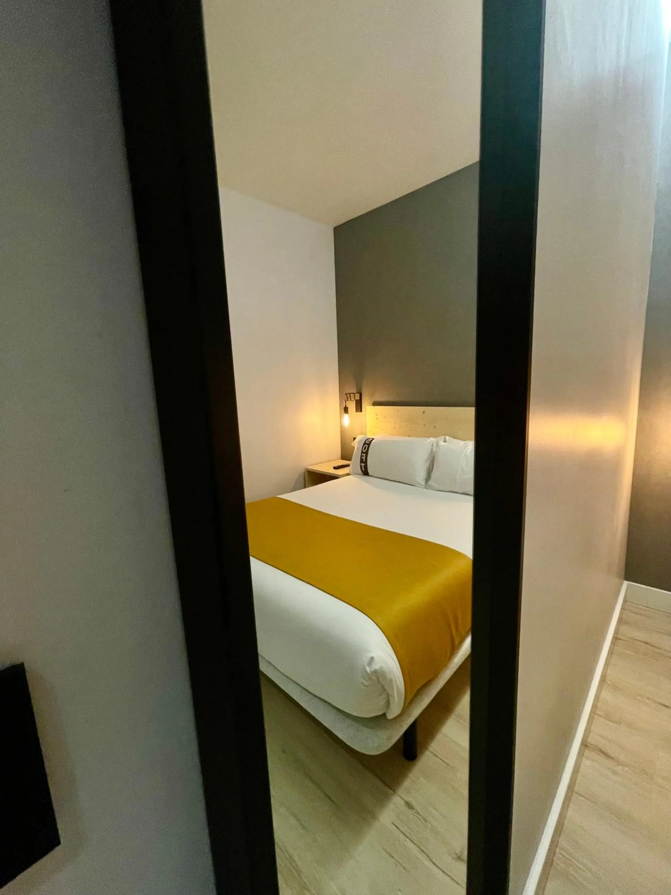 Photo of the whole room, Bed in Casual Fuentes