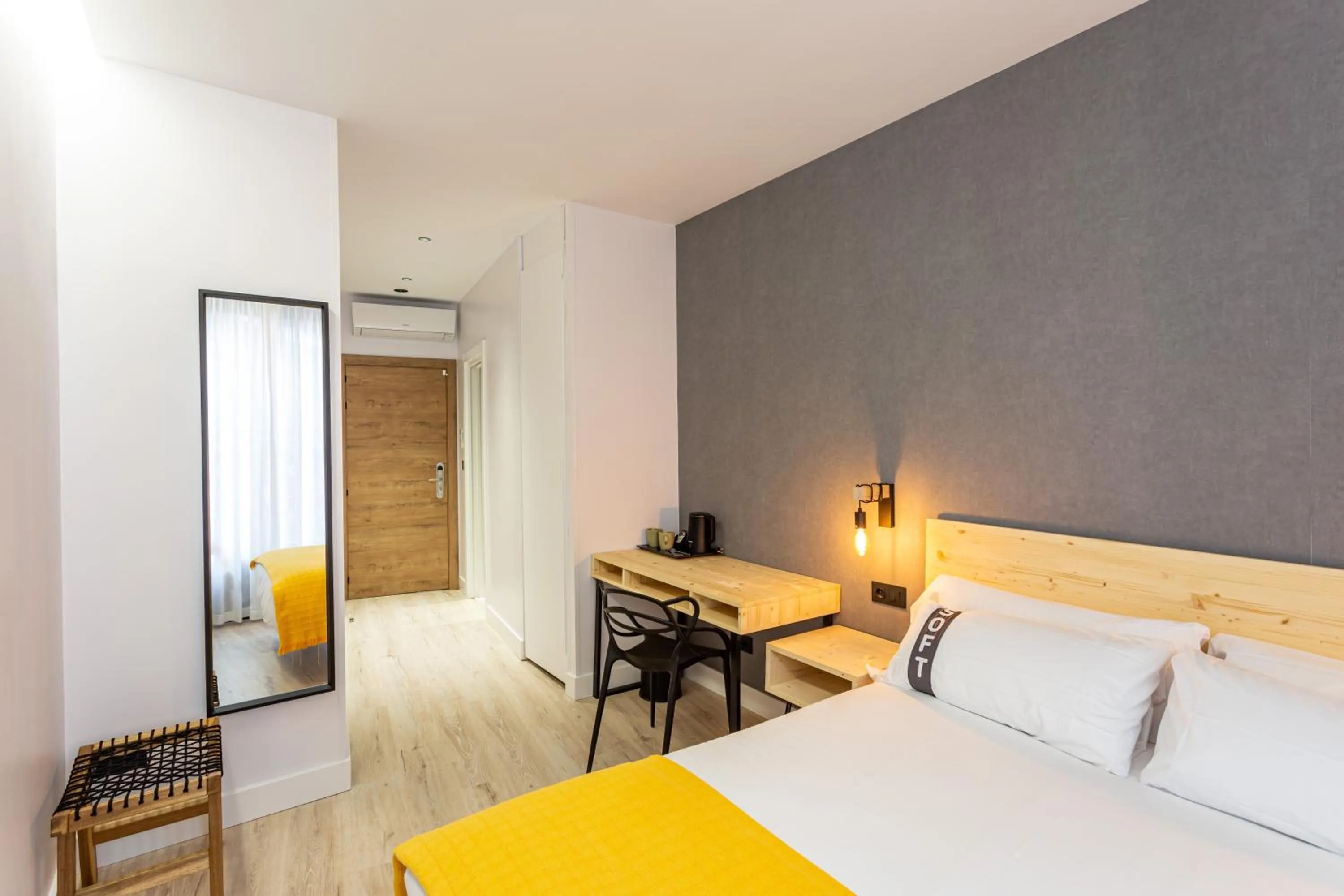 Photo of the whole room, Bed in Casual Fuentes