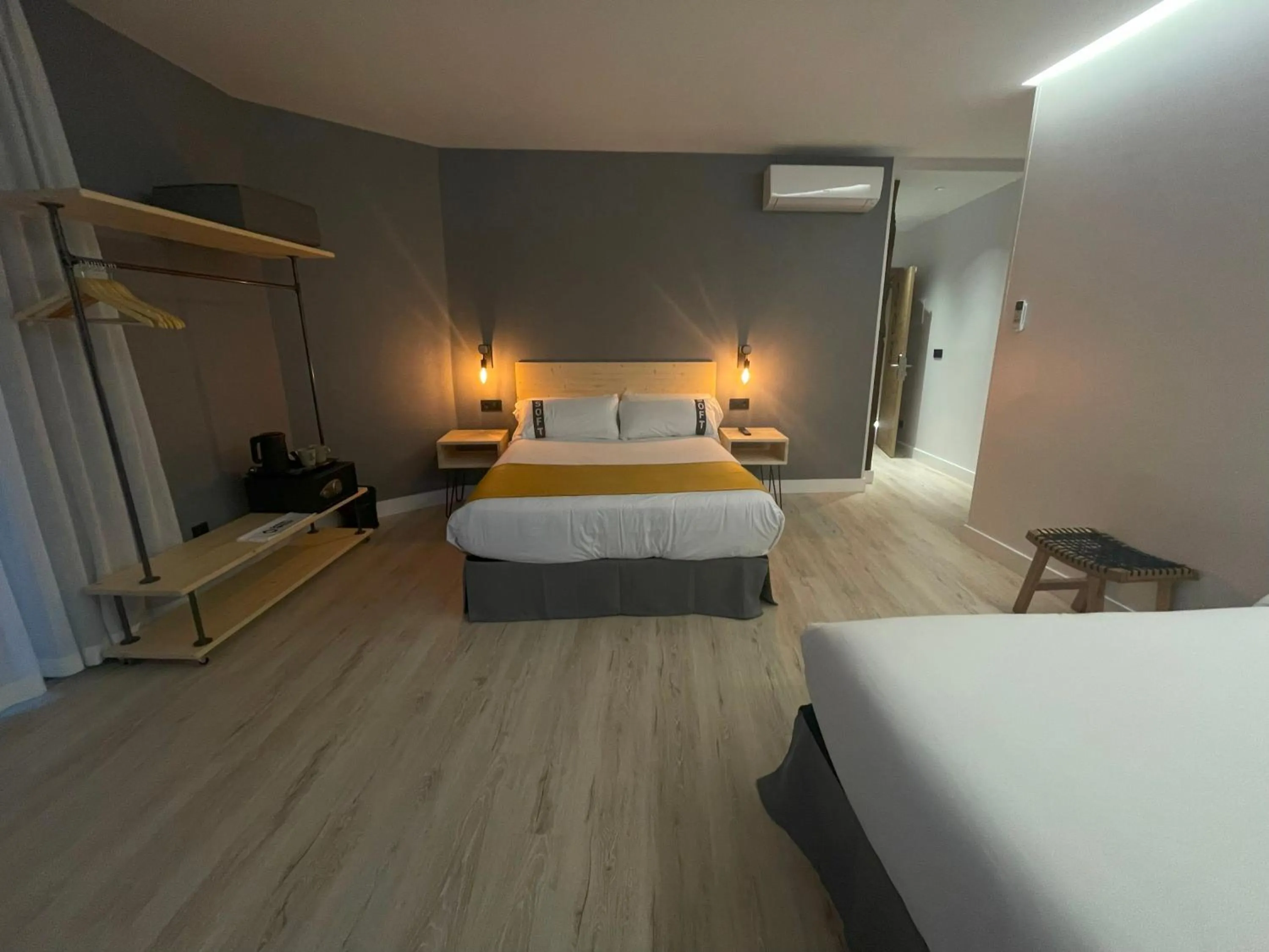 Photo of the whole room, Bed in Casual Fuentes