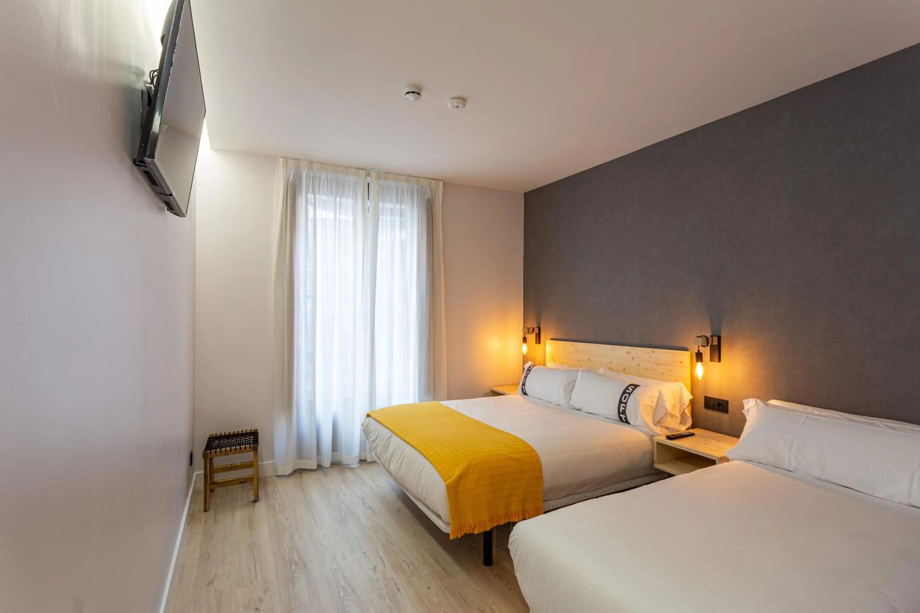 Photo of the whole room, Bed in Casual Fuentes