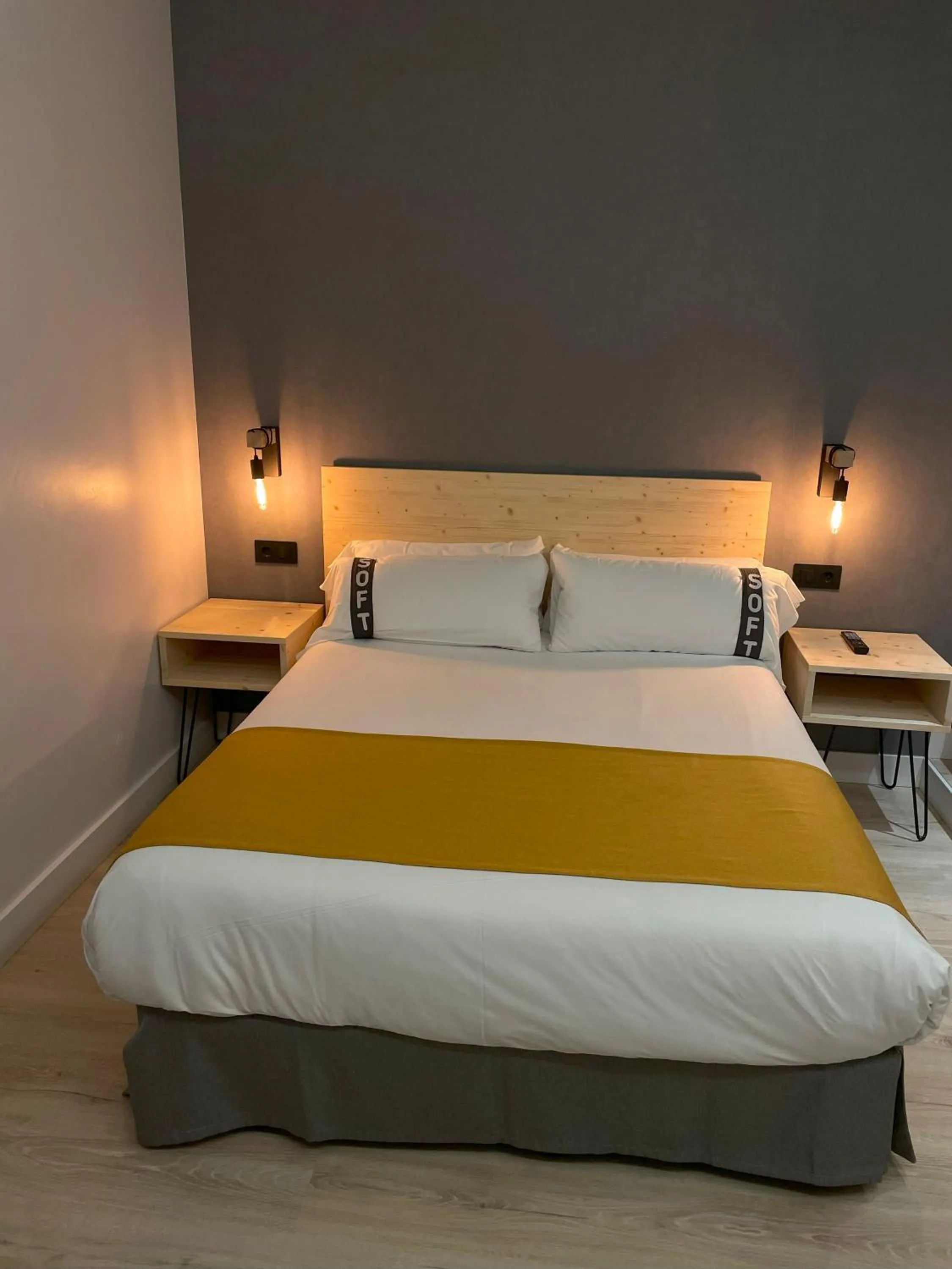 Photo of the whole room, Bed in Casual Fuentes