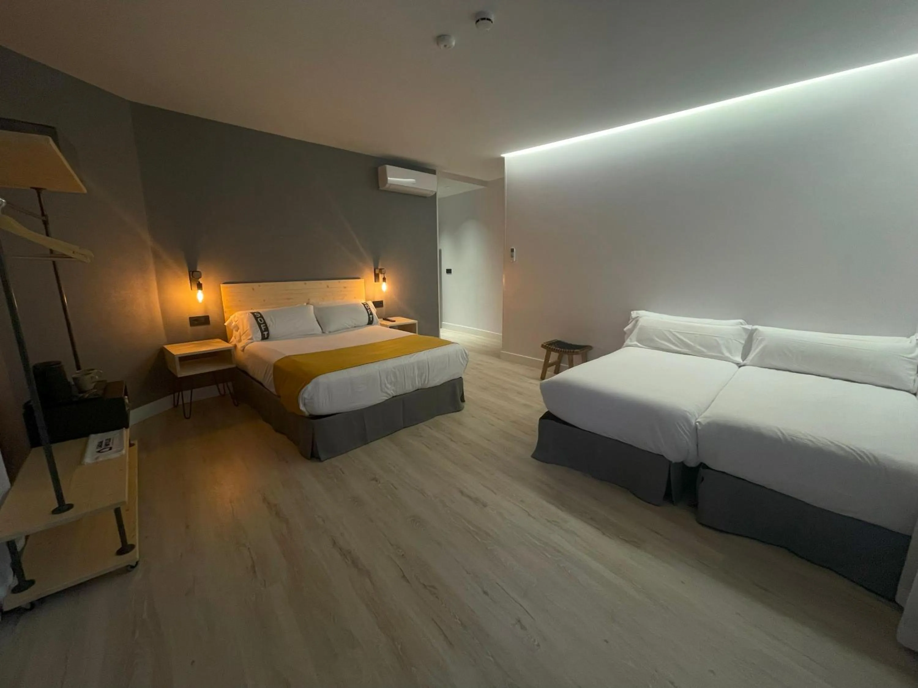 Photo of the whole room, Bed in Casual Fuentes