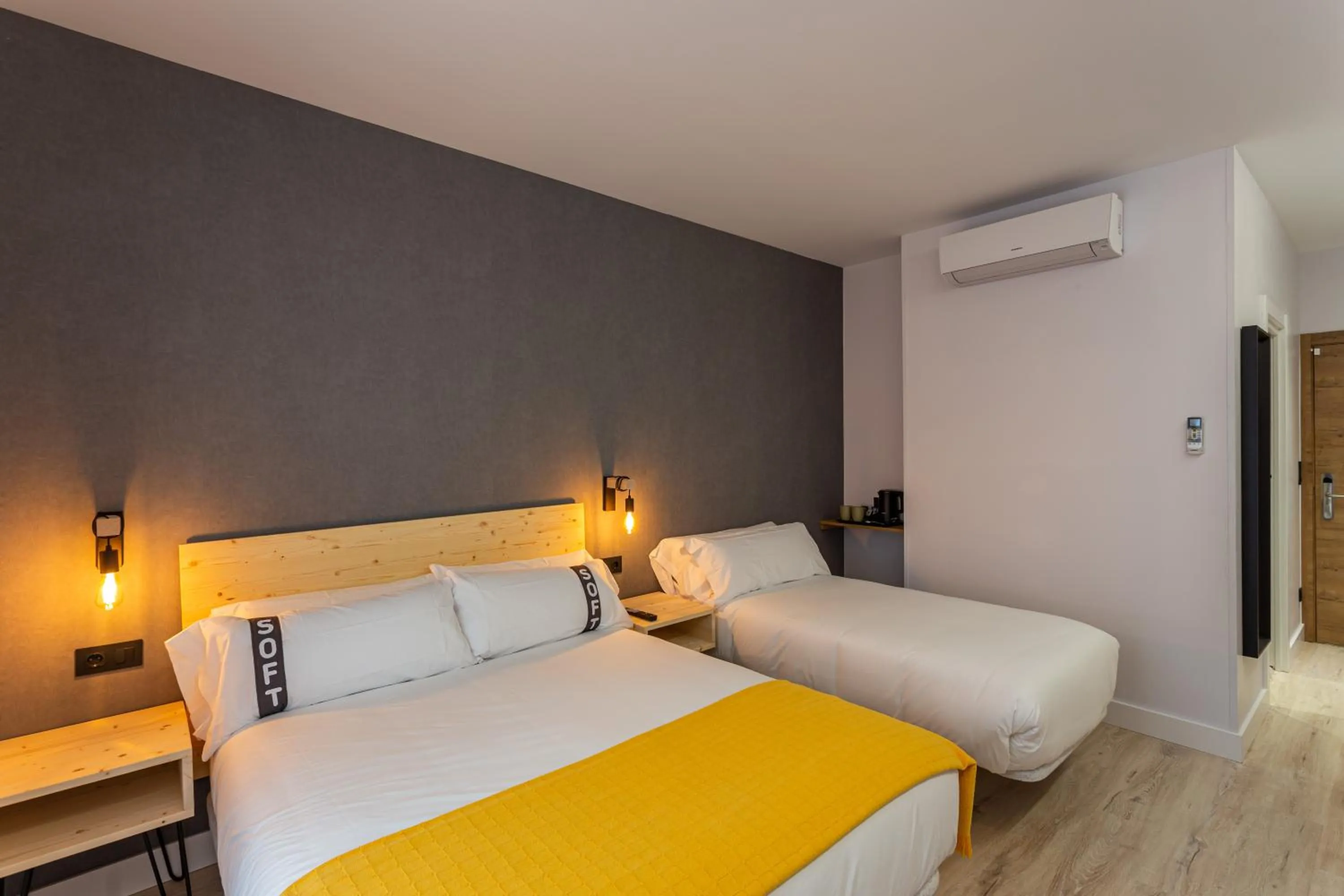 Photo of the whole room, Bed in Casual Fuentes