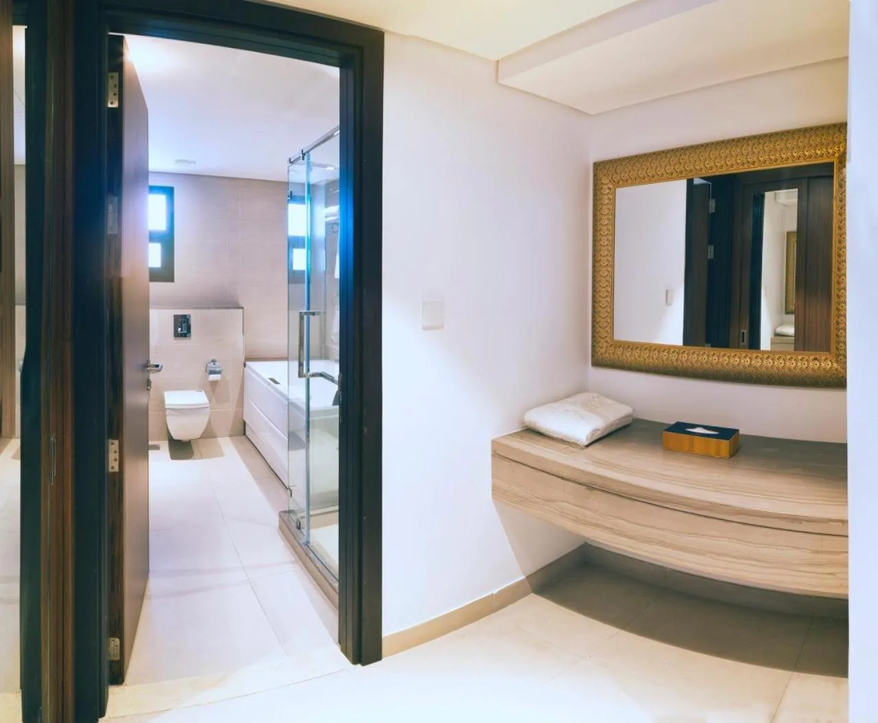 Bathroom, Bed in Boulevard Hotel Oman