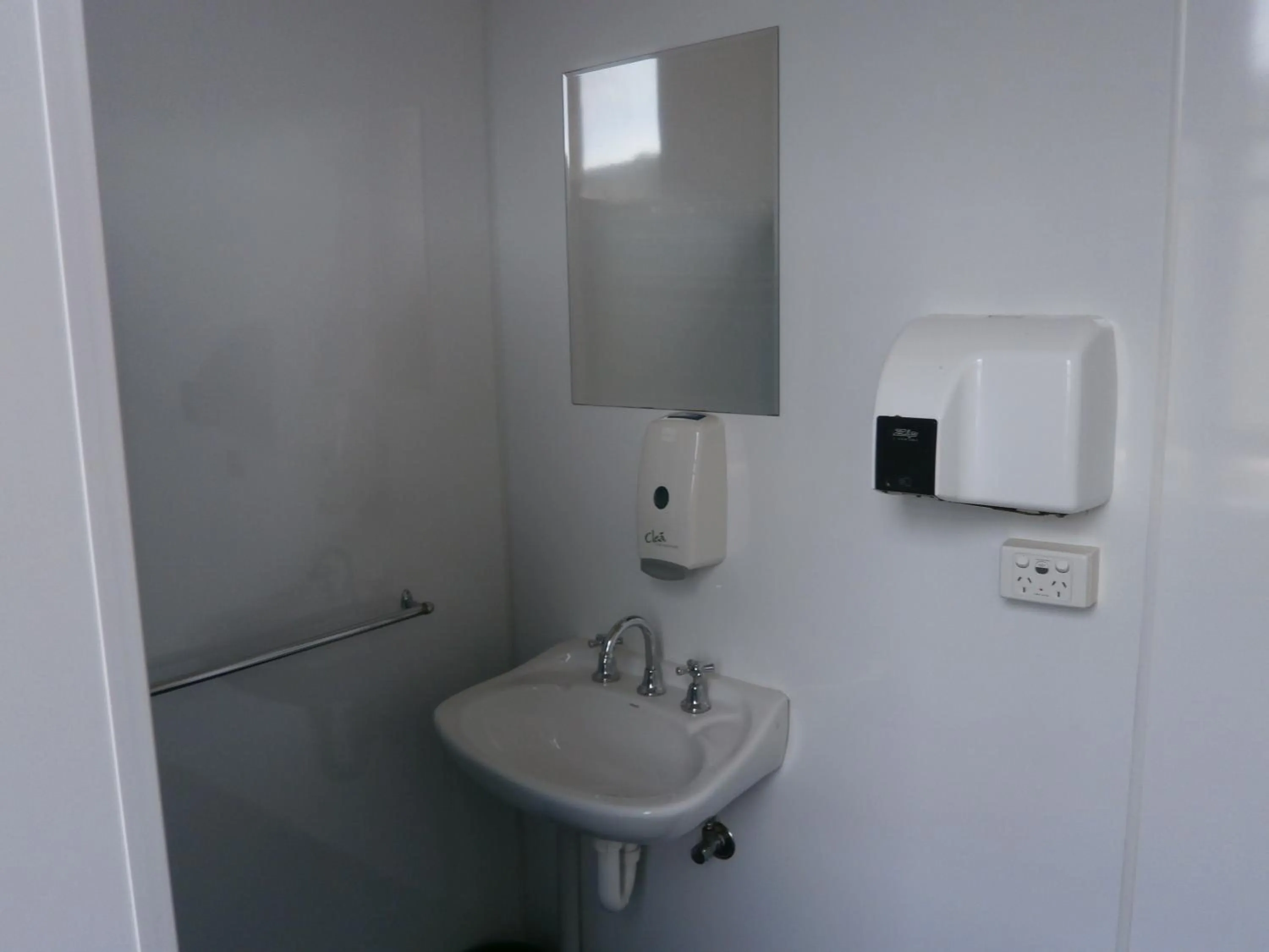 Bathroom in Launceston Backpackers