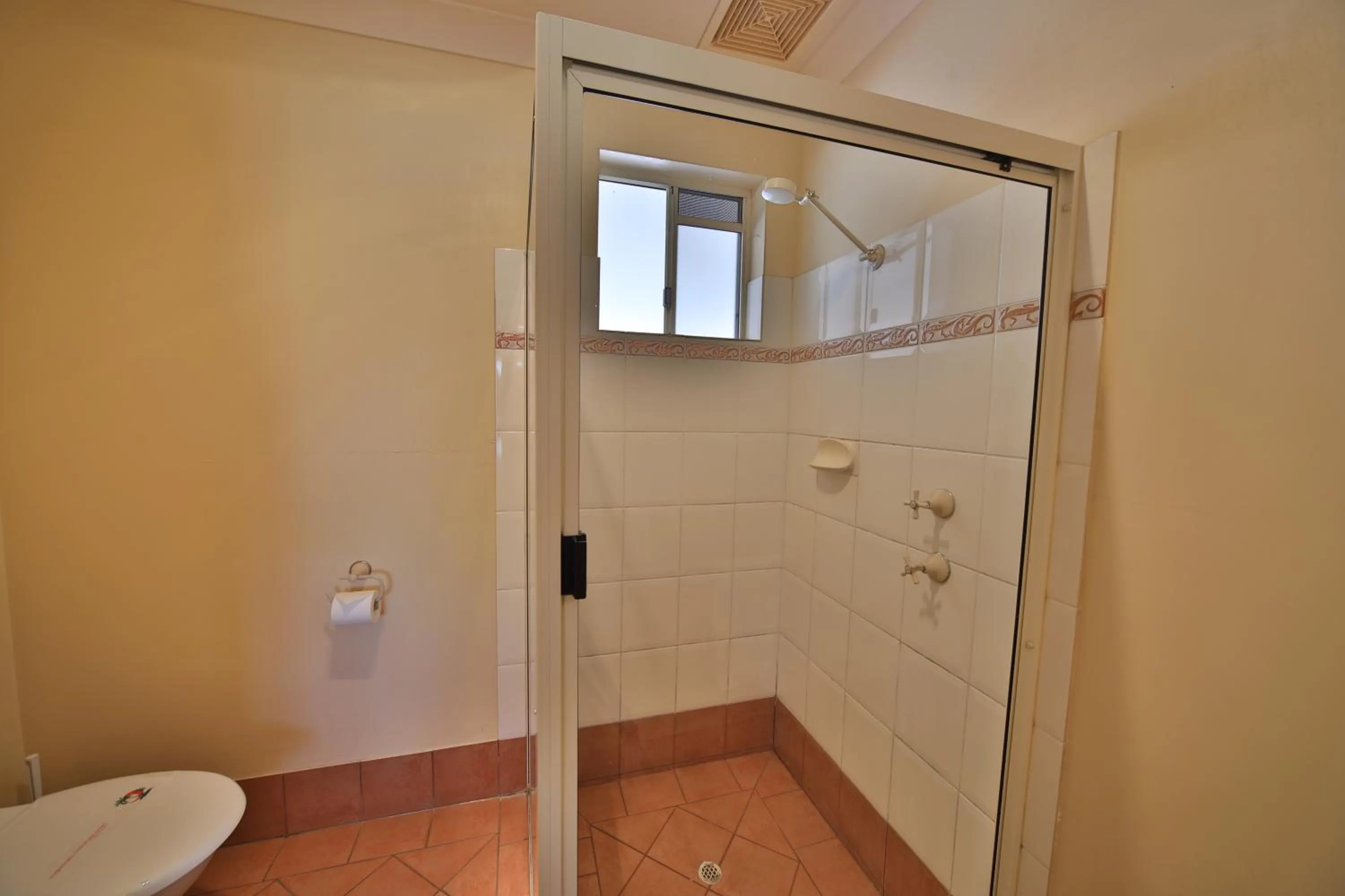 Bathroom in Emerald Explorers Inn