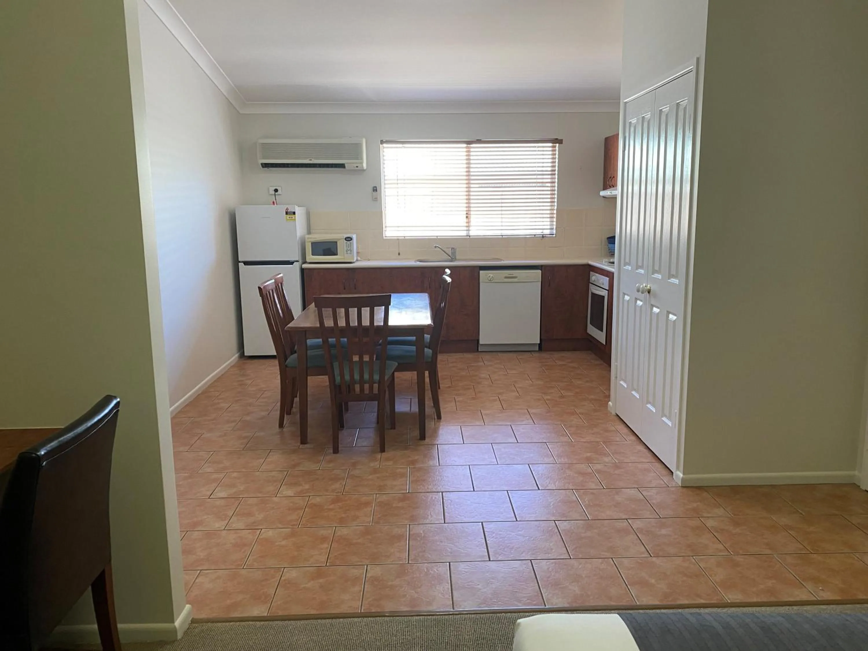 Kitchen or kitchenette in Emerald Explorers Inn