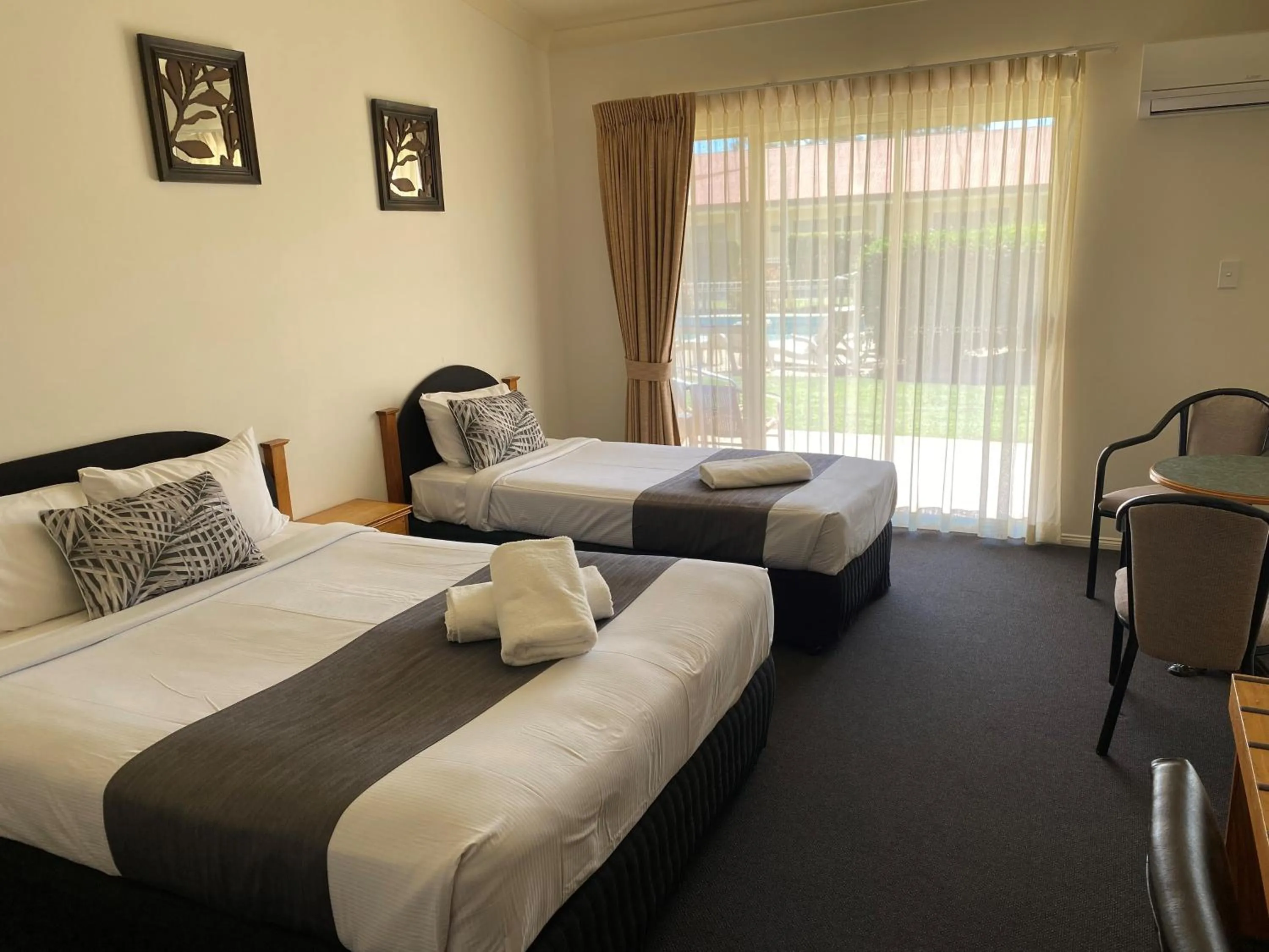 Bedroom, Bed in Emerald Explorers Inn