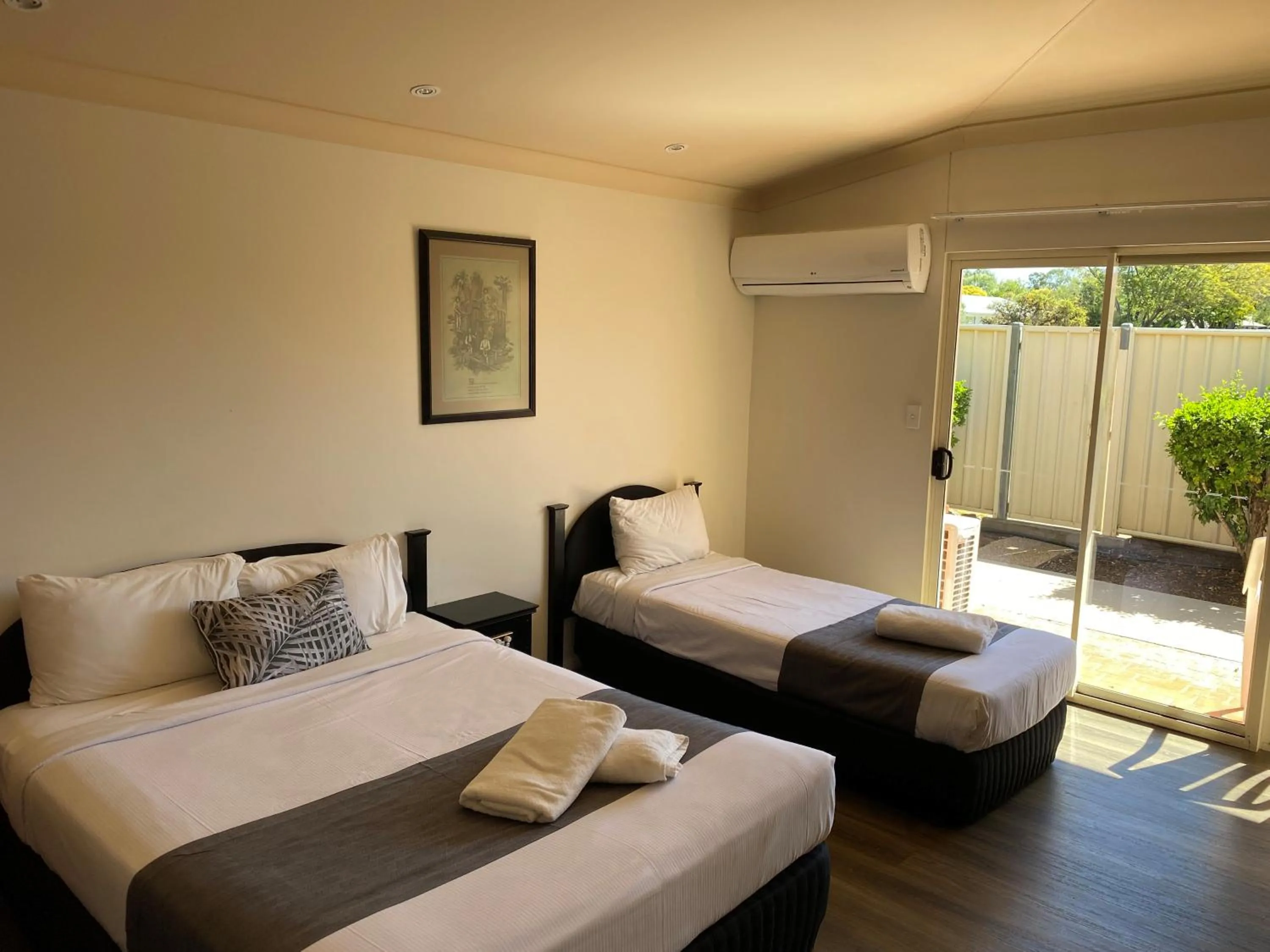 Bedroom, Bed in Emerald Explorers Inn