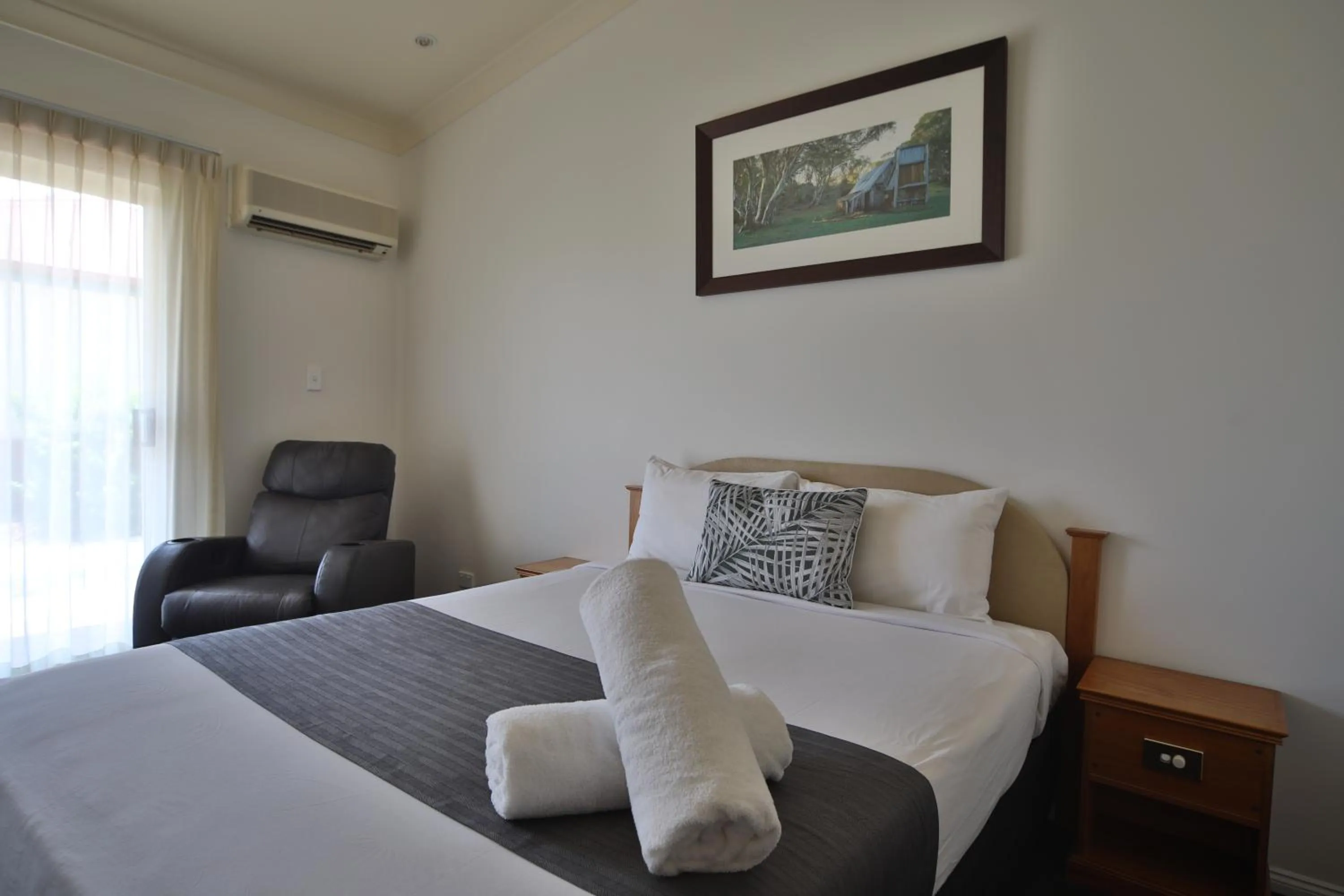 Bed in Emerald Explorers Inn