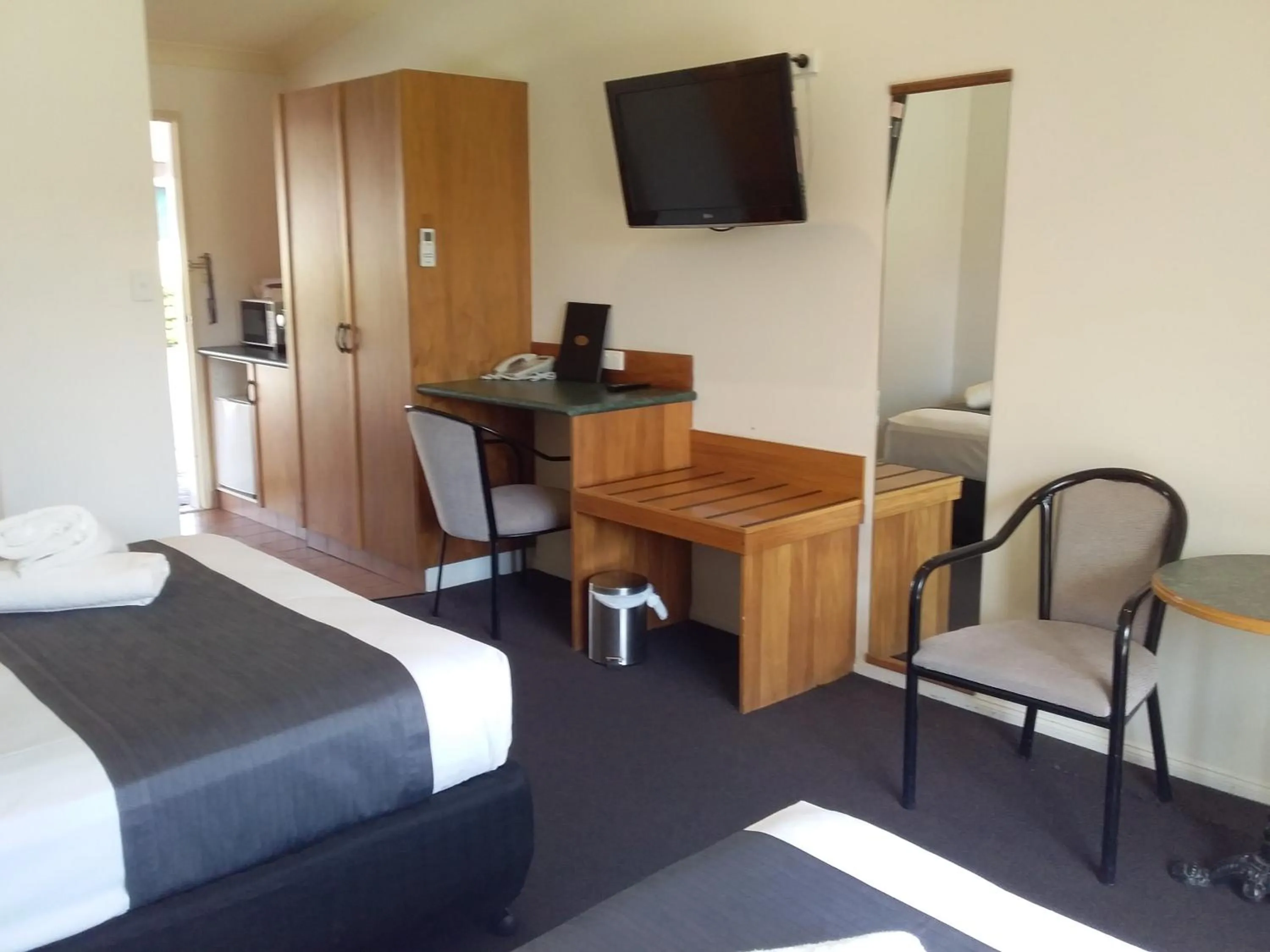 Bed in Emerald Explorers Inn