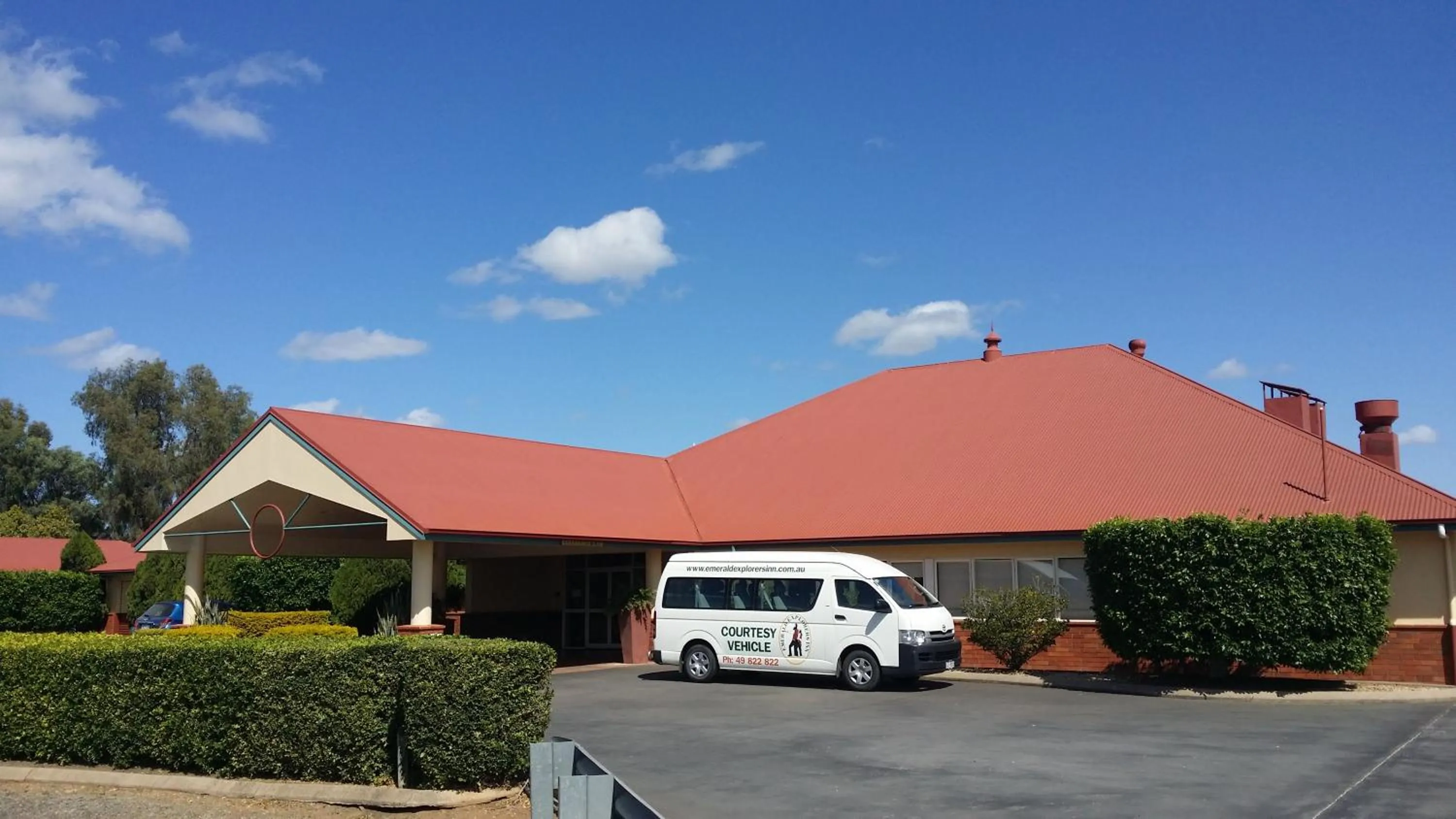 Facade/entrance in Emerald Explorers Inn