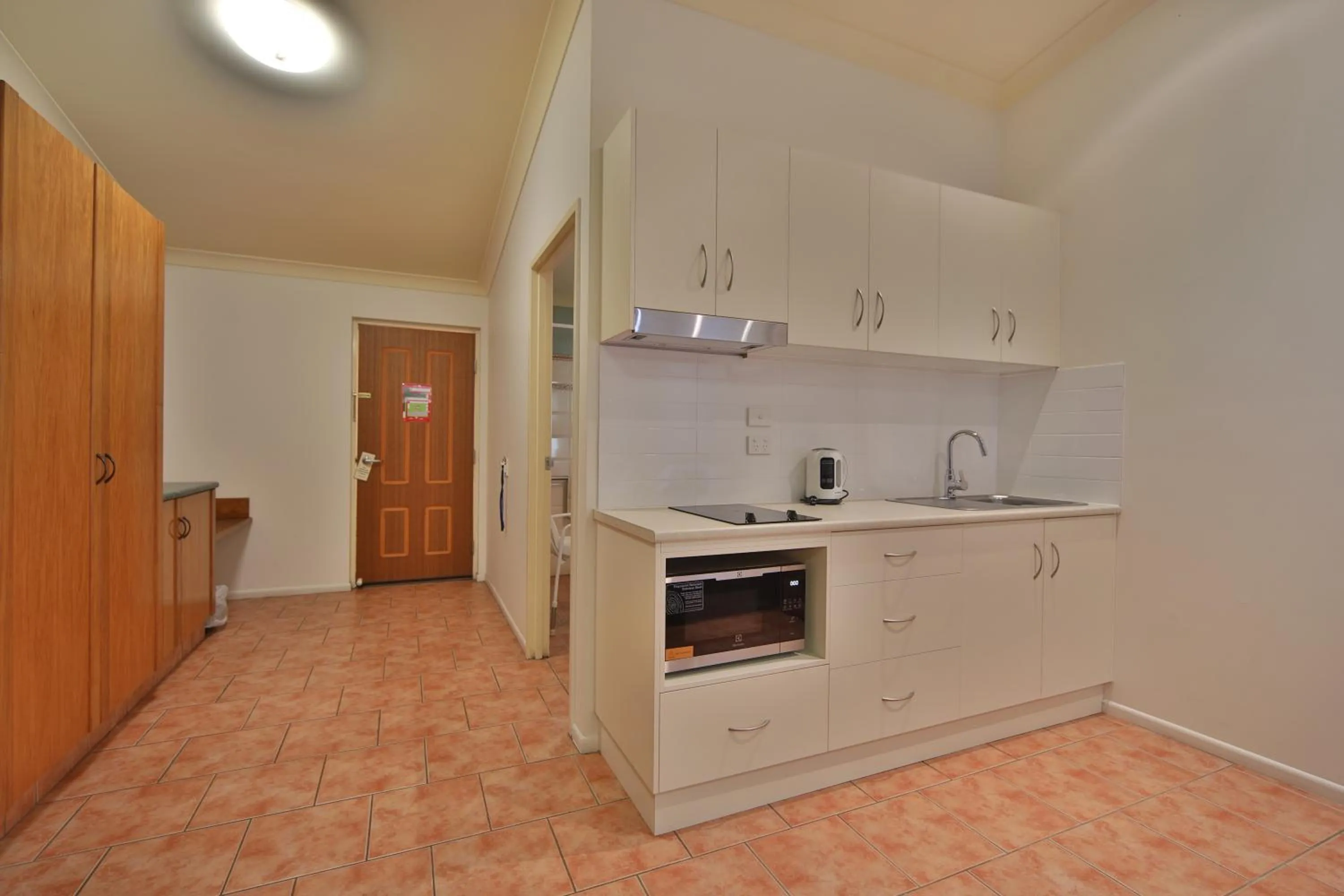 Kitchen or kitchenette in Emerald Explorers Inn