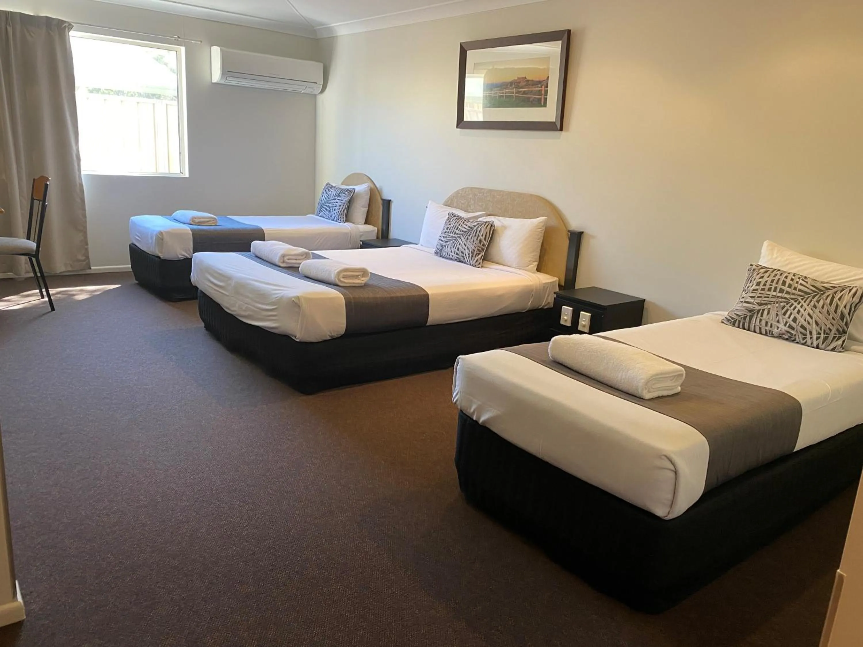 Bedroom, Bed in Emerald Explorers Inn