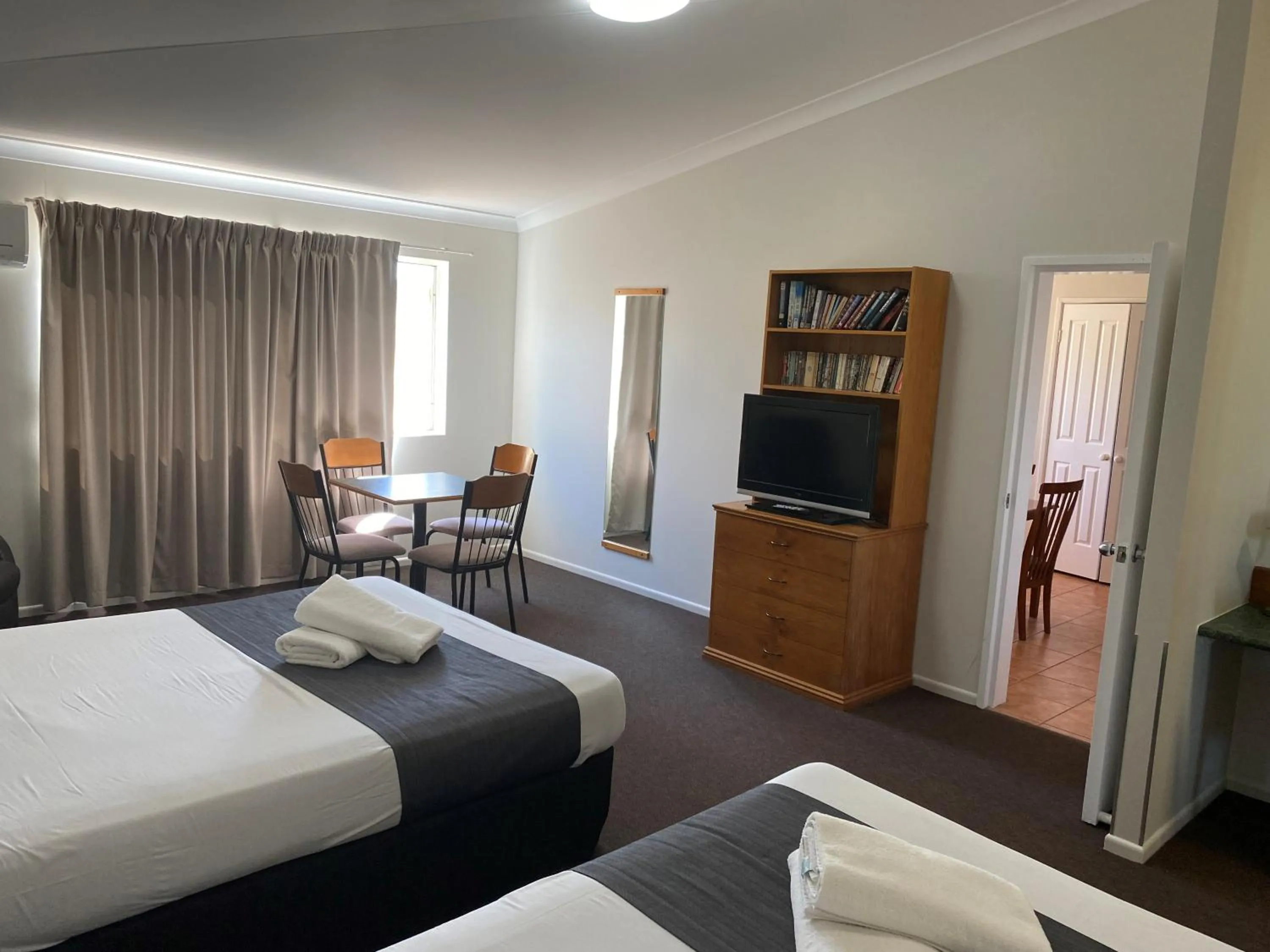 Bedroom, Bed in Emerald Explorers Inn