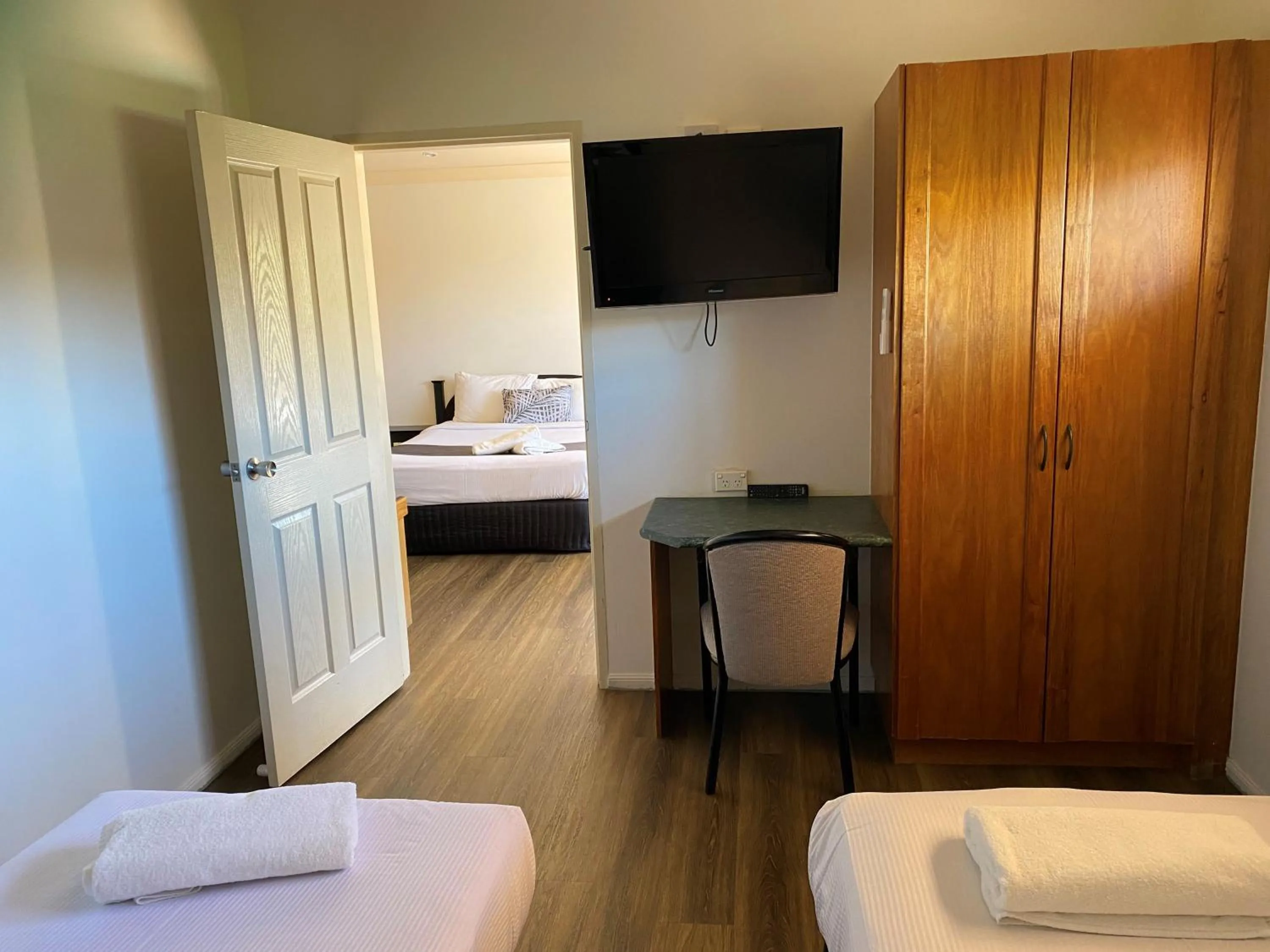 Bedroom, Bed in Emerald Explorers Inn