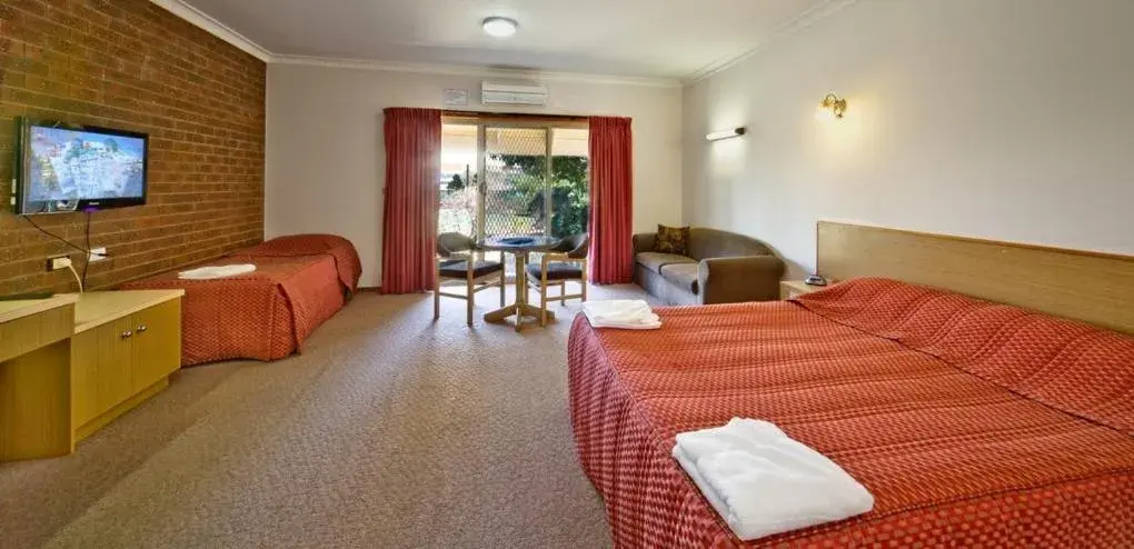 Standard Triple Room in Paradise Lakes Motel Shepparton Standard Triple Room in Paradise Lakes Motel Shepparton