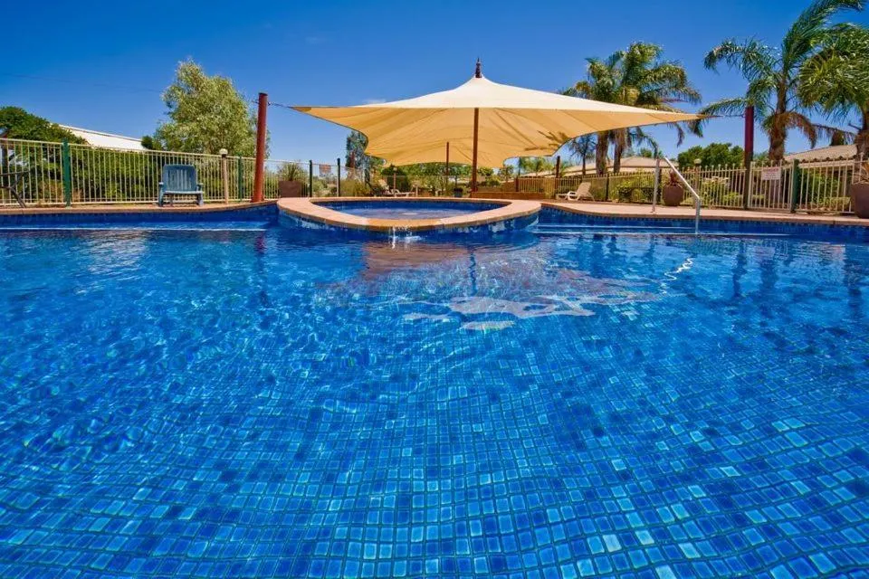 Swimming pool in Paradise Lakes Motel Shepparton