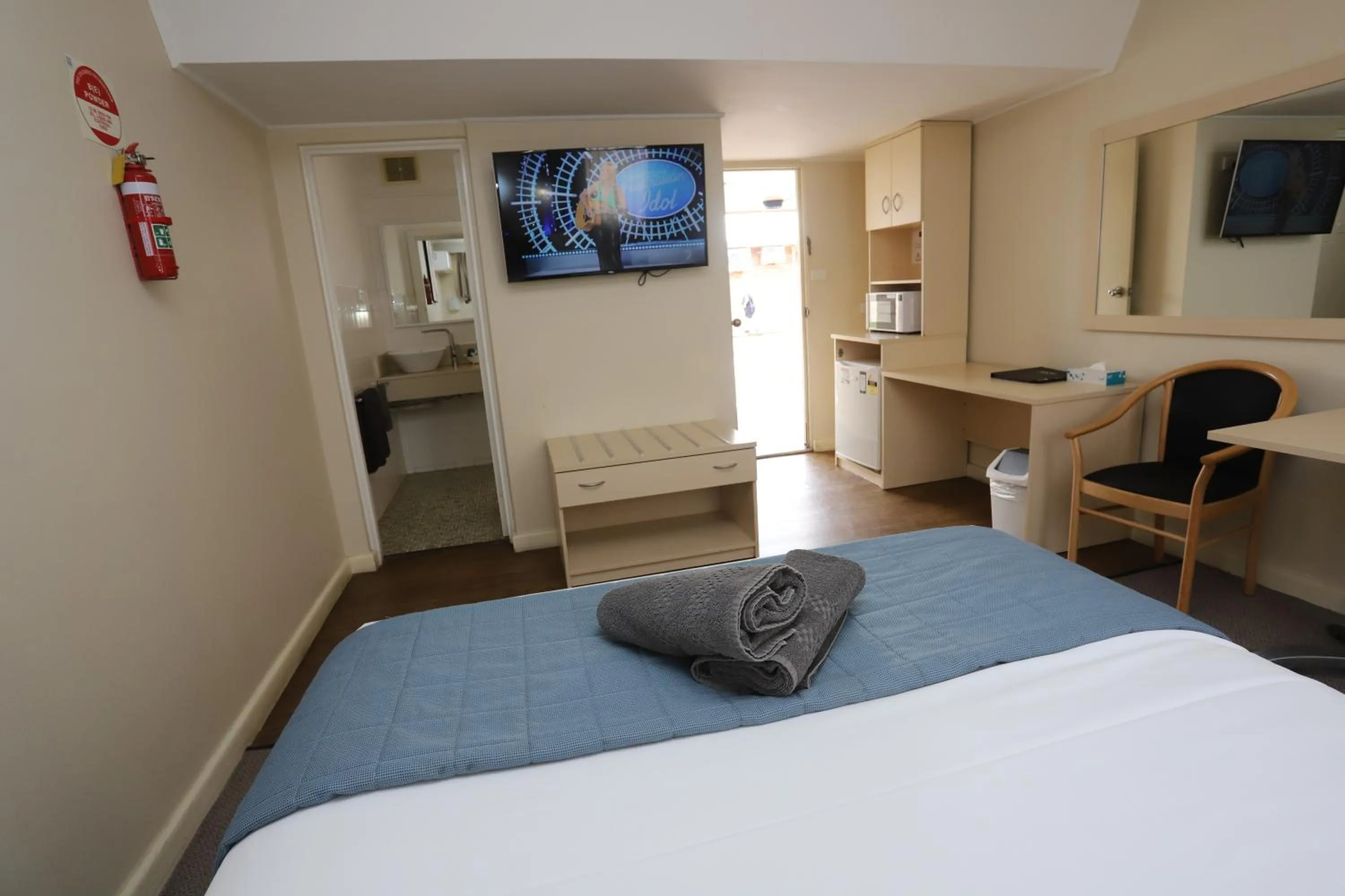 Photo of the whole room, Bed in Sleepy Hill Motor Inn