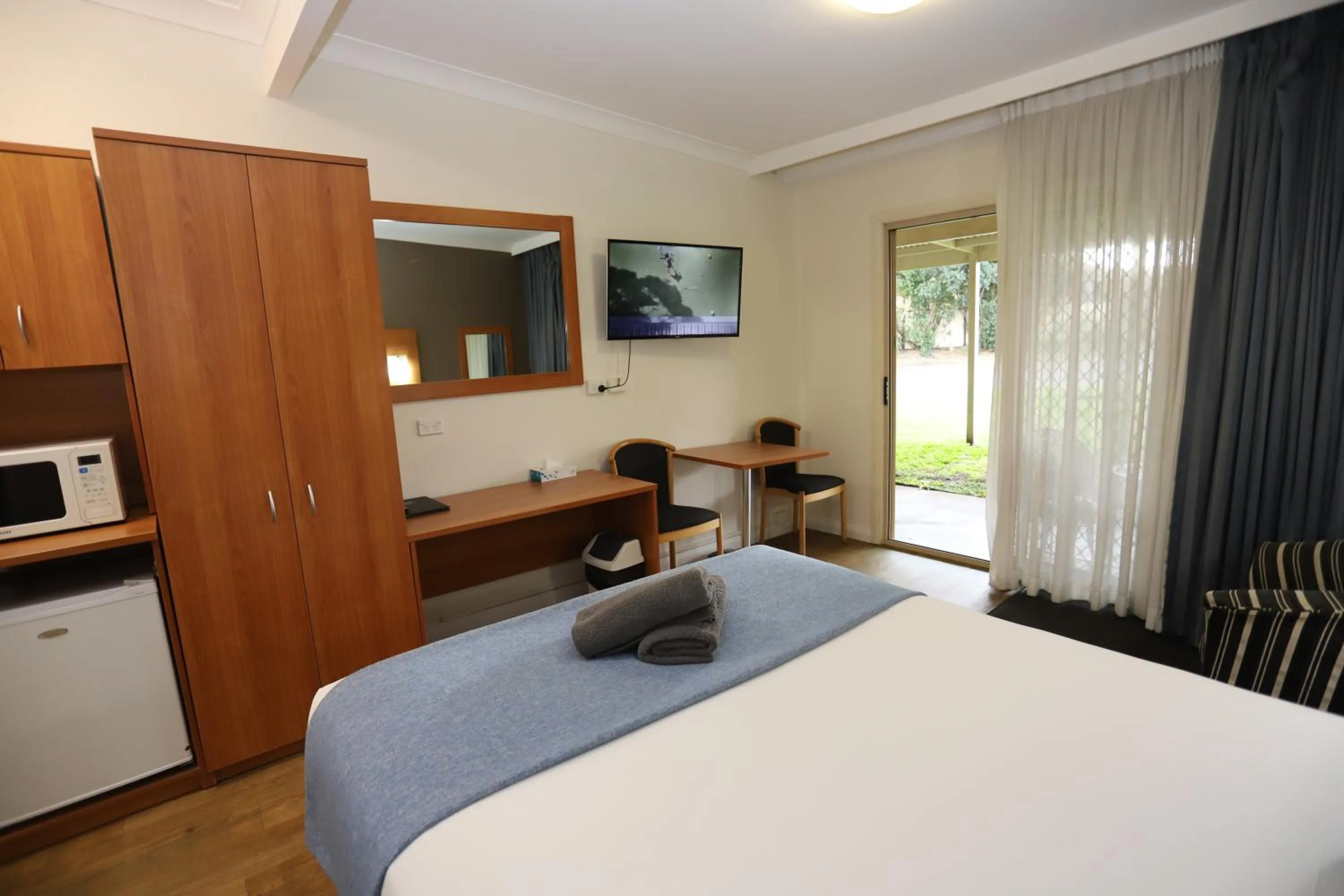 TV and multimedia, Bed in Sleepy Hill Motor Inn