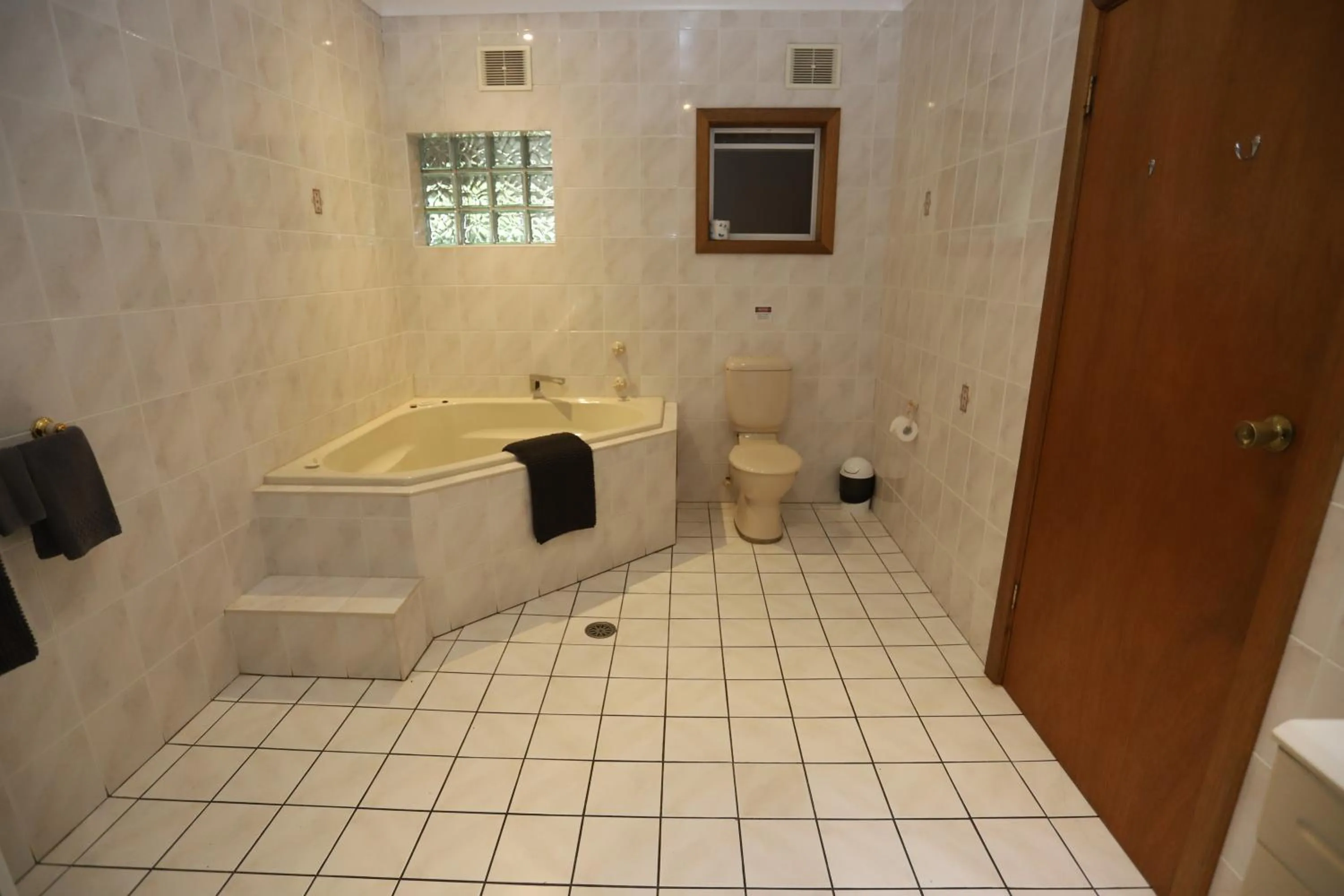 Toilet in Sleepy Hill Motor Inn