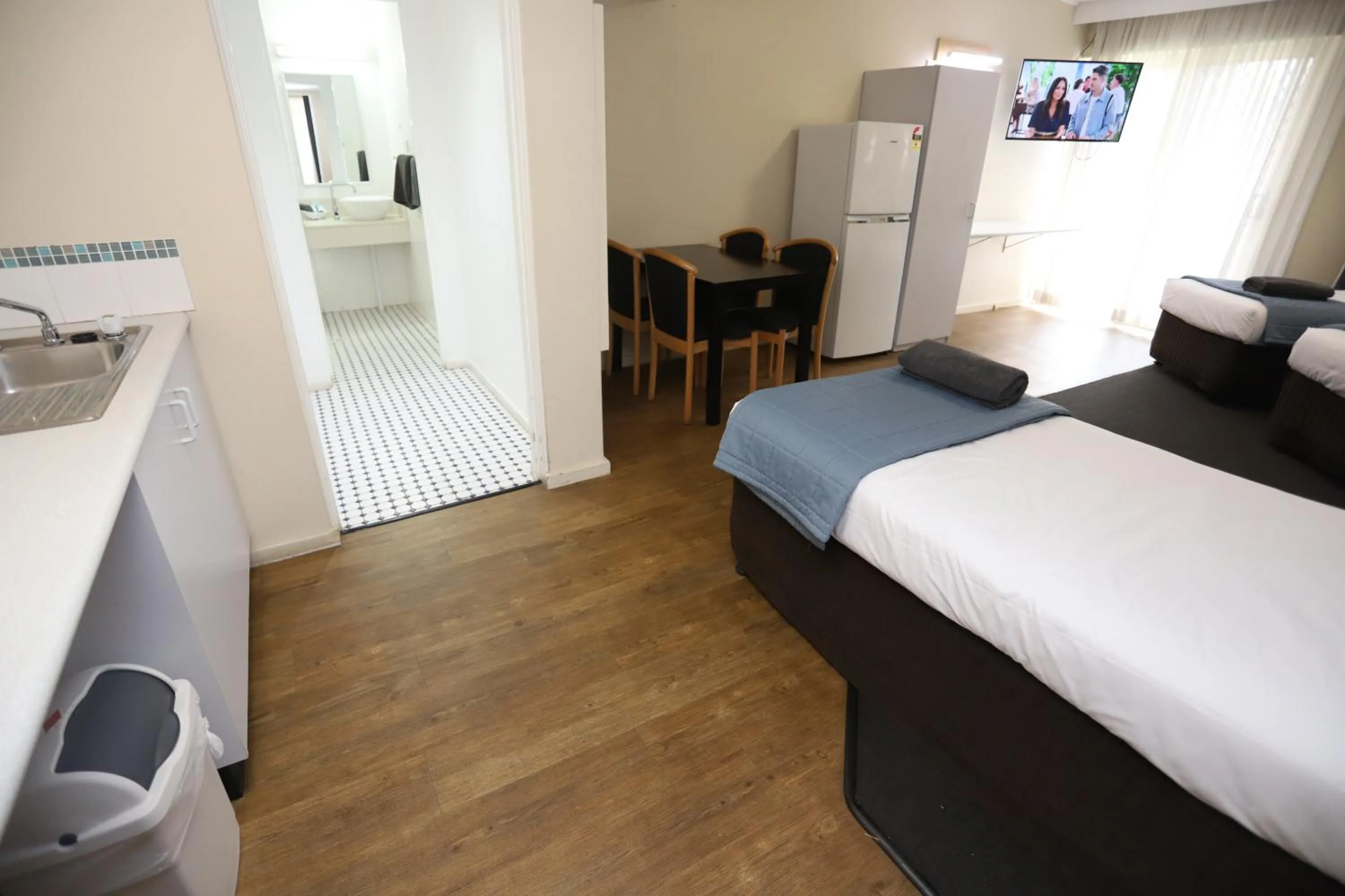 Kitchen or kitchenette, Bed in Sleepy Hill Motor Inn