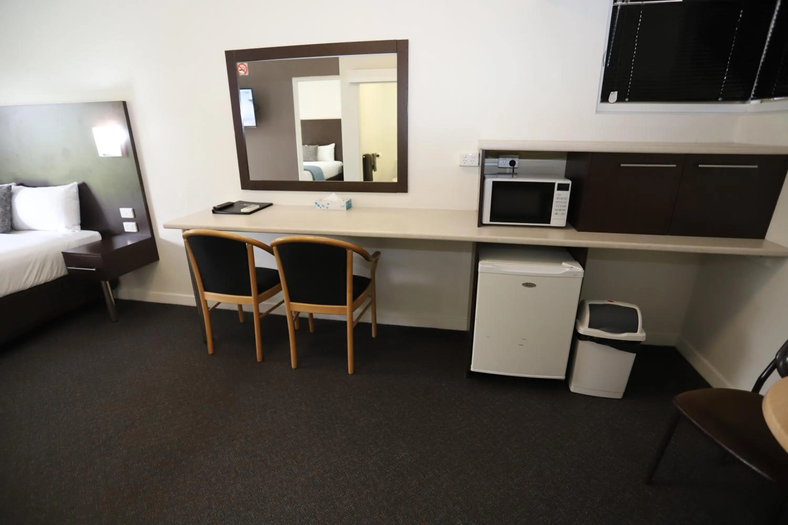 Kitchen or kitchenette, Bed in Sleepy Hill Motor Inn