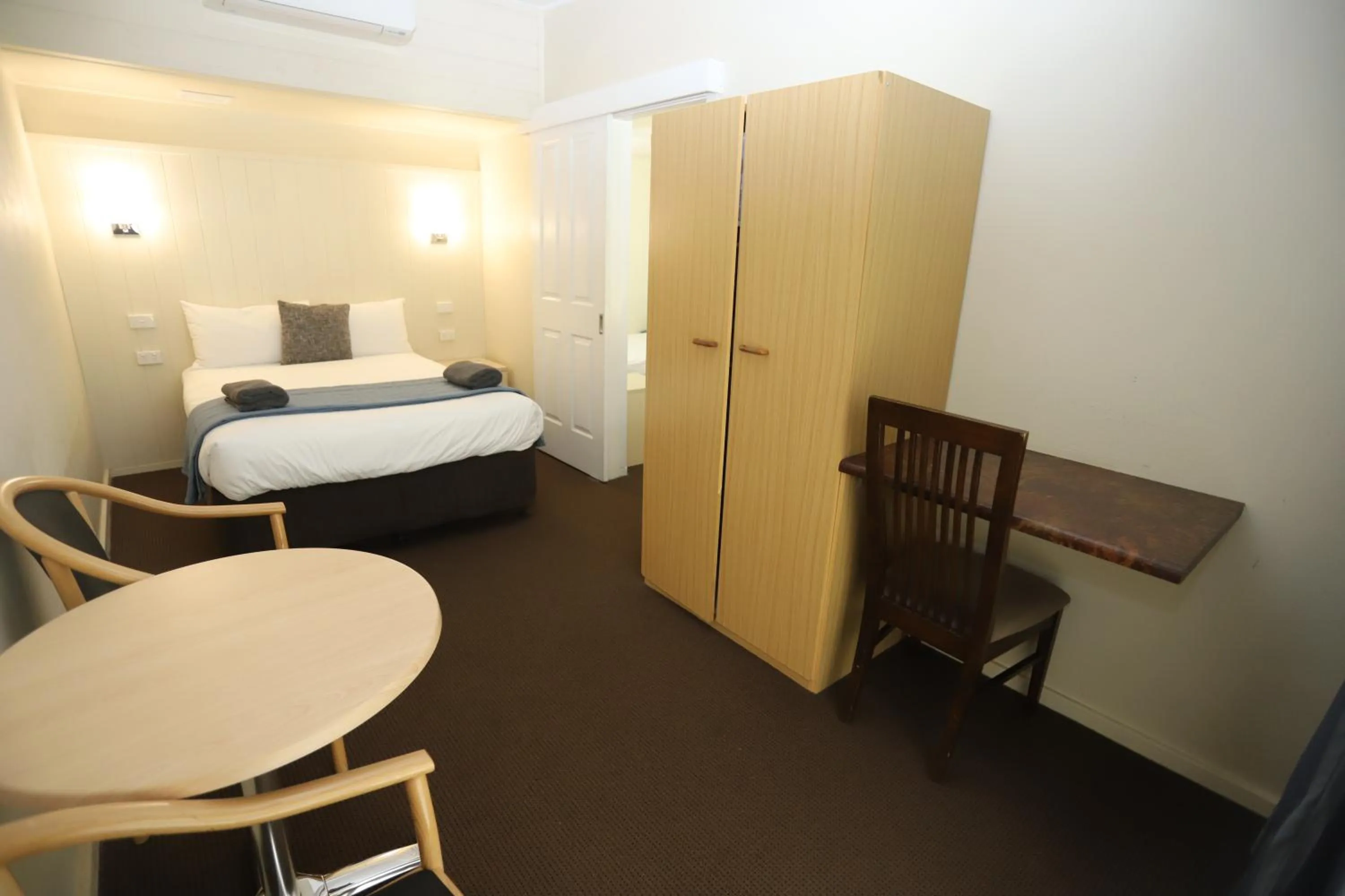 Bed in Sleepy Hill Motor Inn