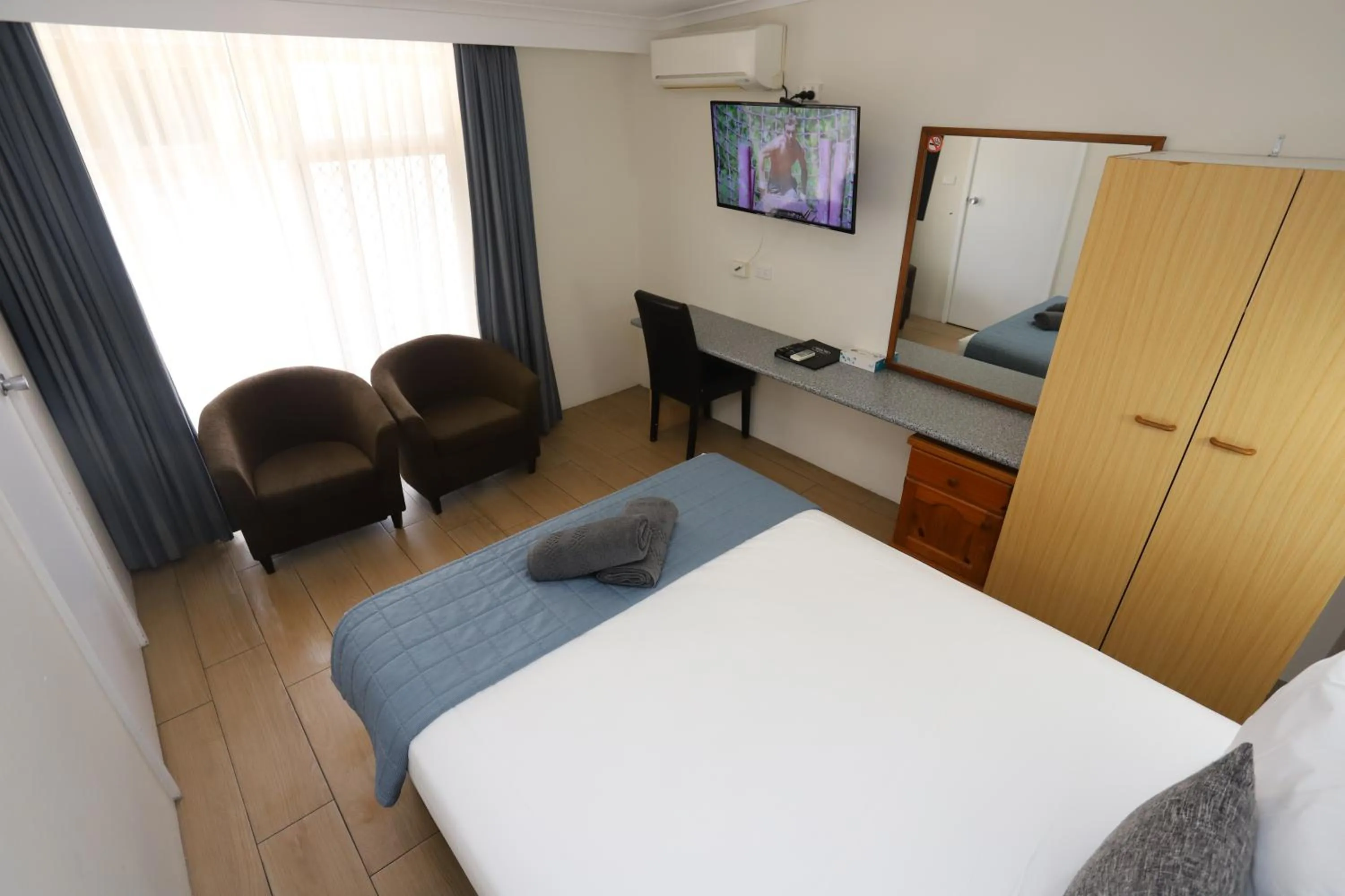 Bedroom, Bed in Sleepy Hill Motor Inn