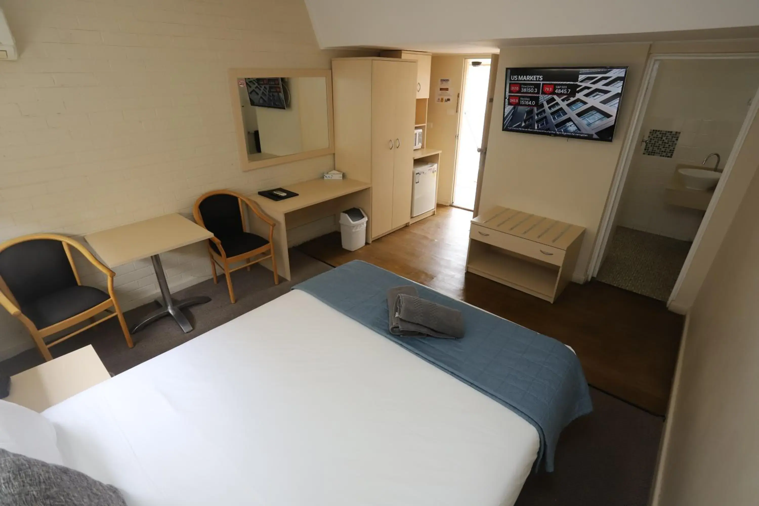 Executive Queen-Non Pet Friendly in Sleepy Hill Motor Inn Executive Queen-Non Pet Friendly in Sleepy Hill Motor Inn