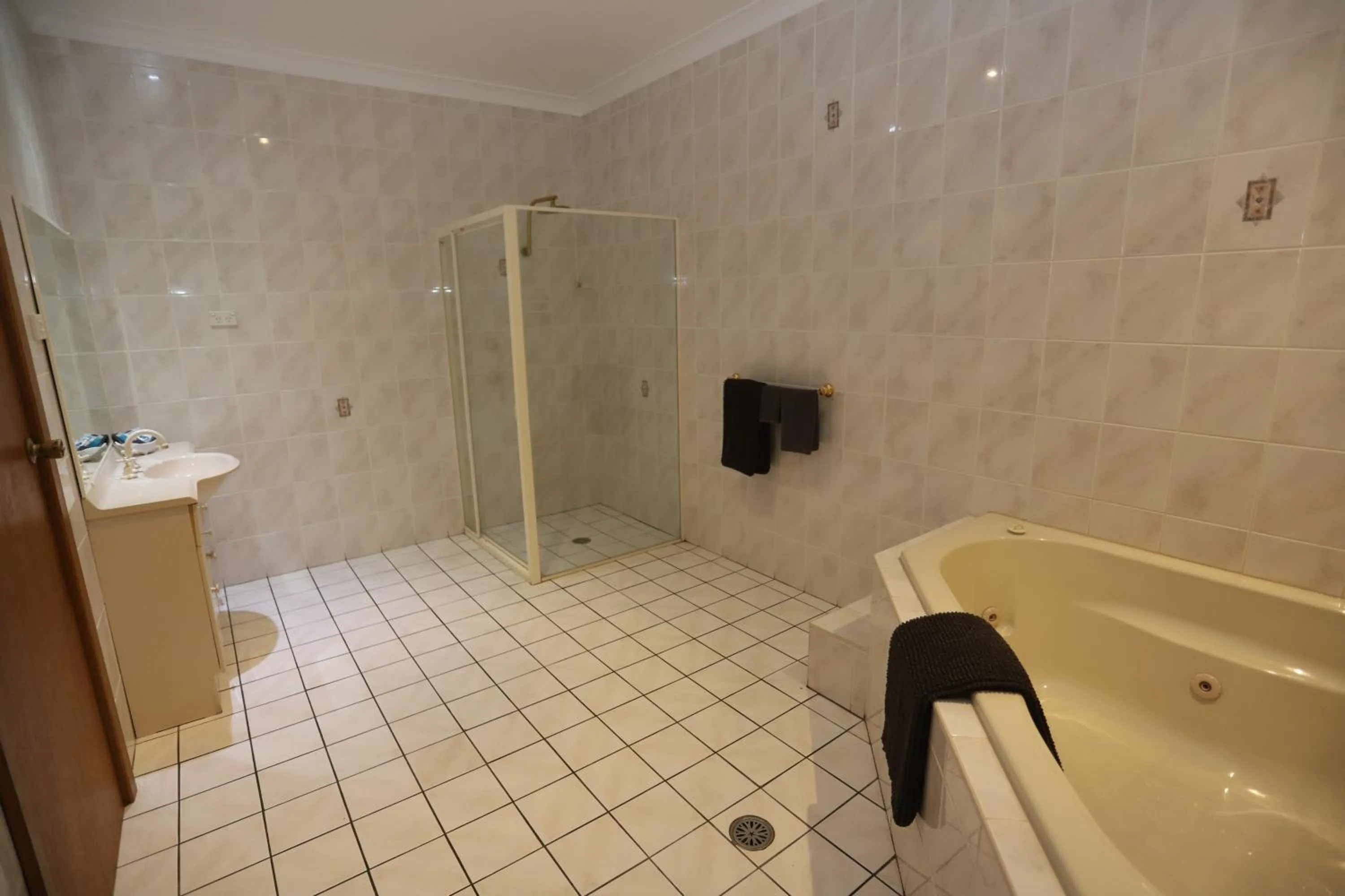 Shower in Sleepy Hill Motor Inn