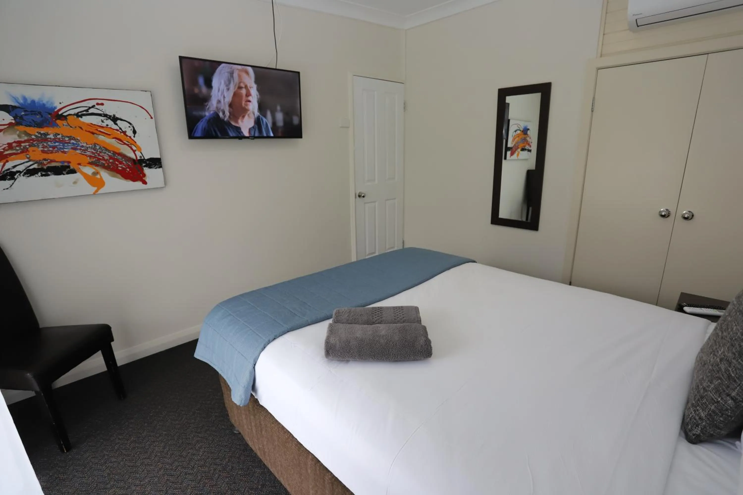 Bed in Sleepy Hill Motor Inn