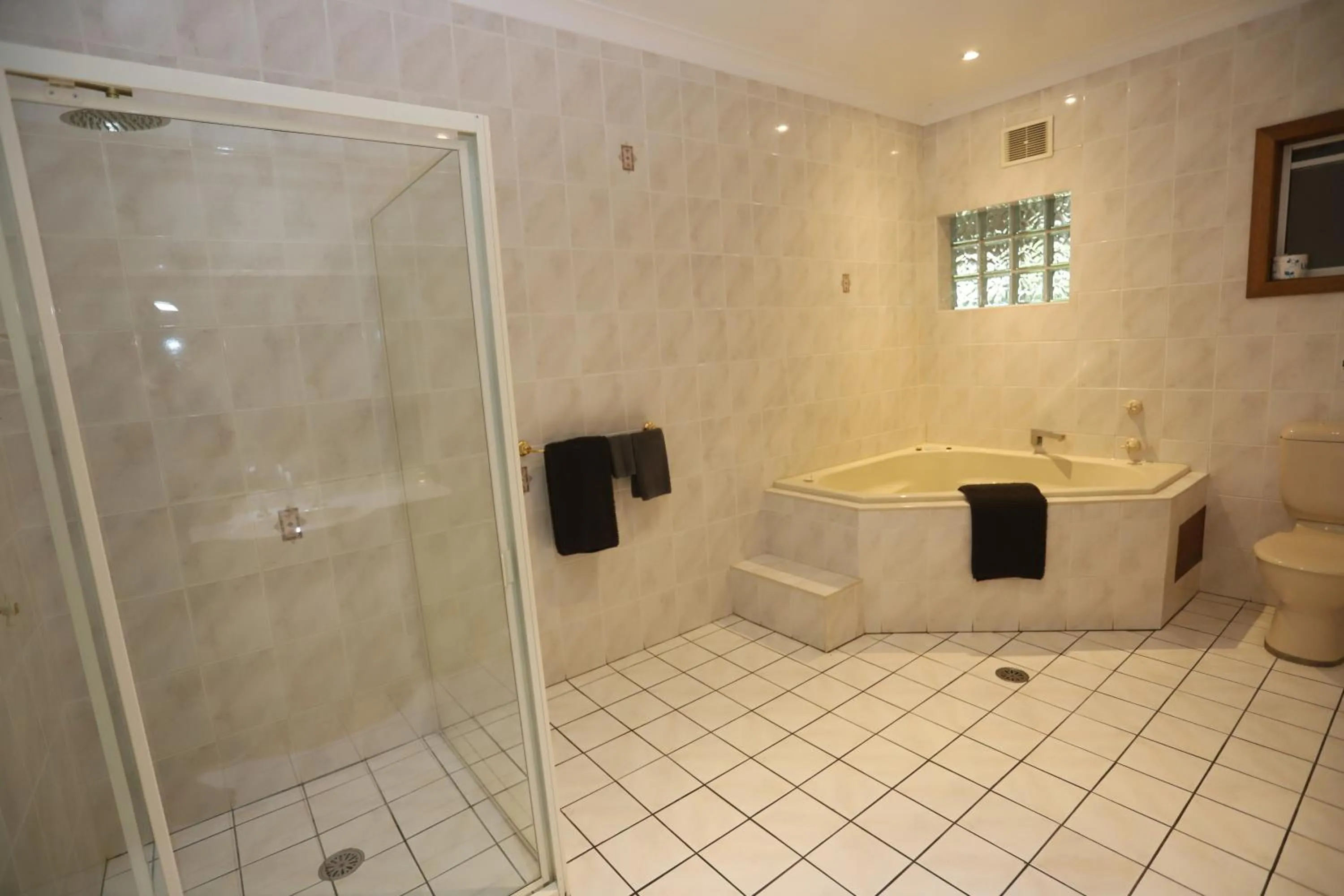 Shower in Sleepy Hill Motor Inn