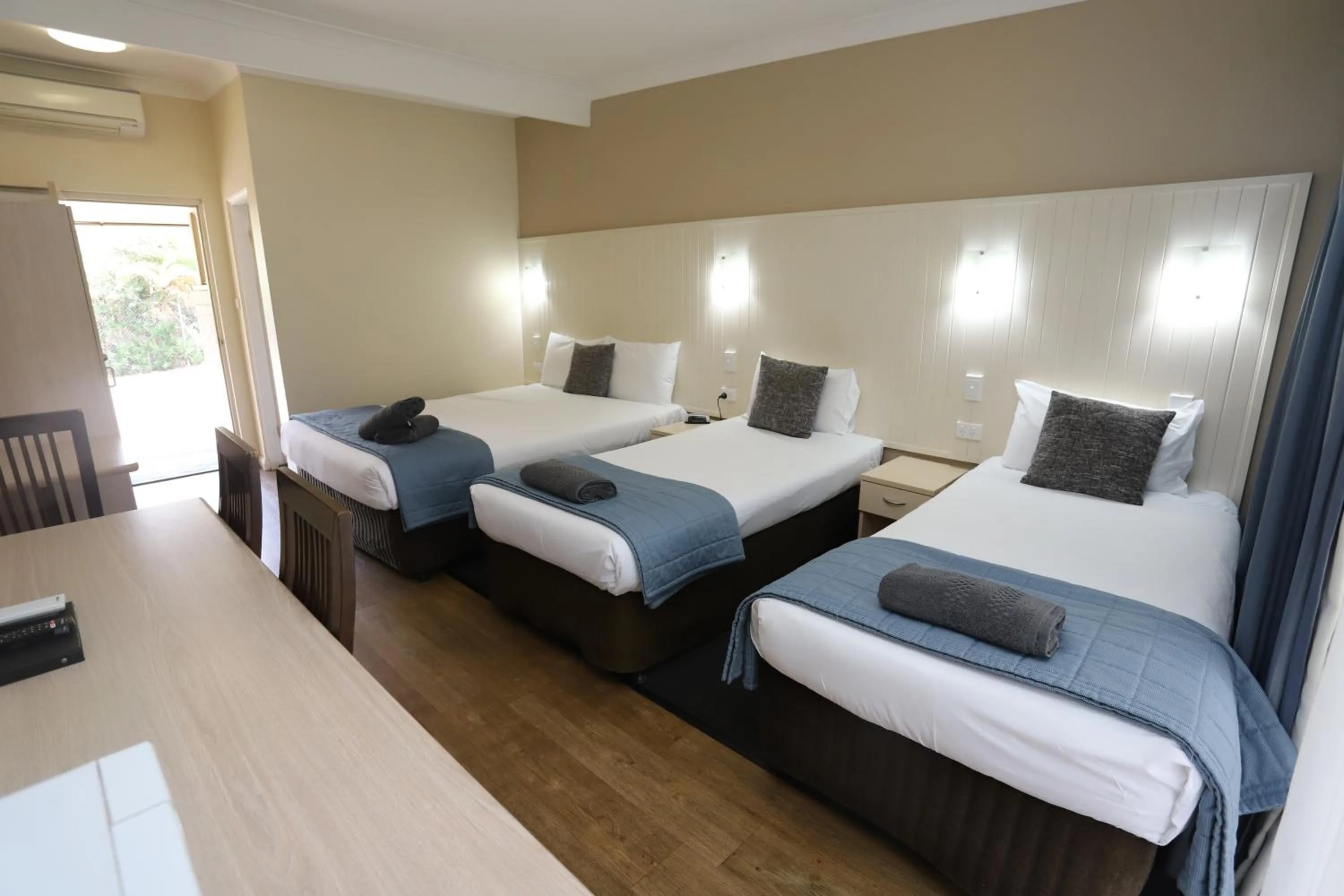 Photo of the whole room, Bed in Sleepy Hill Motor Inn