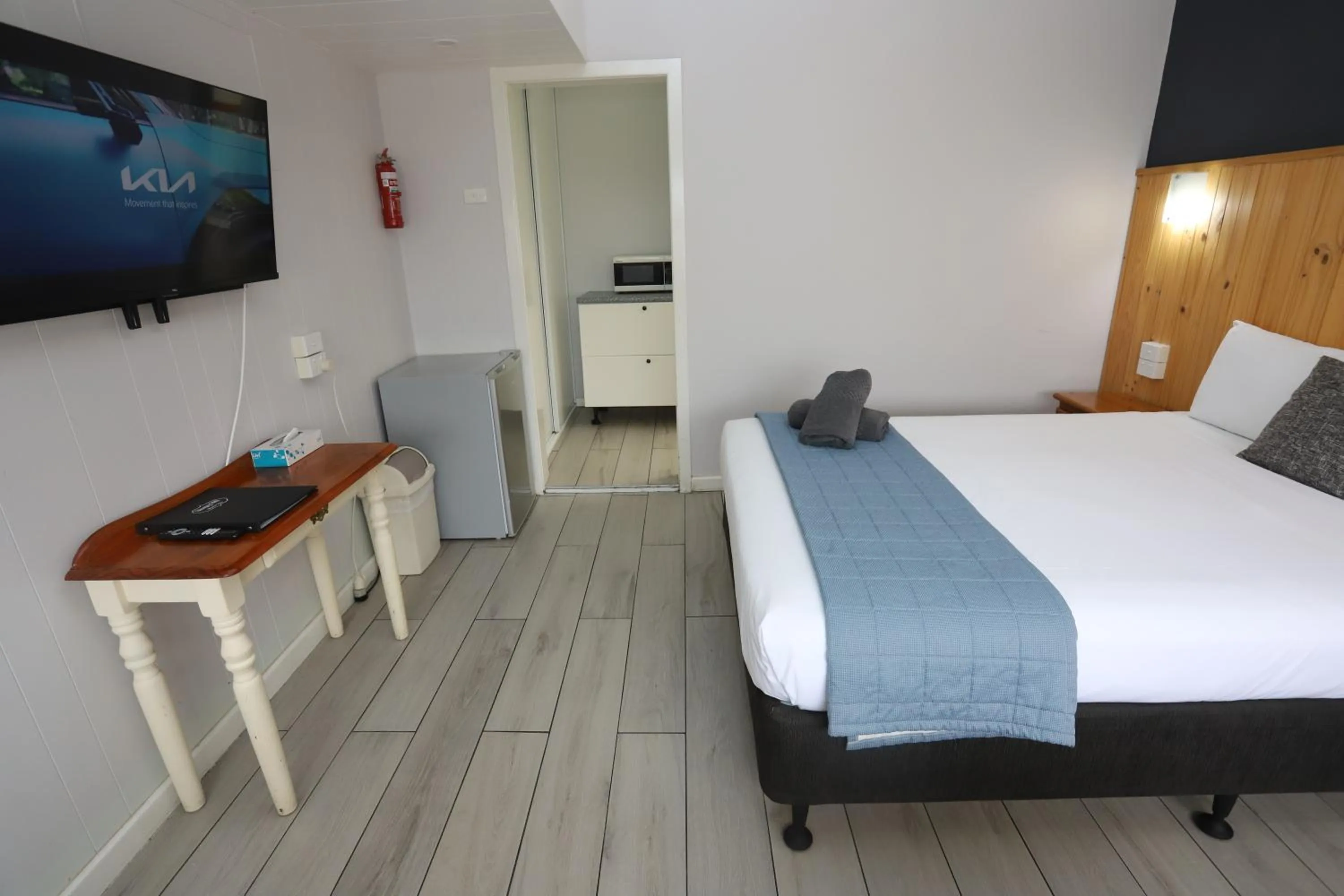 Photo of the whole room, Bed in Sleepy Hill Motor Inn