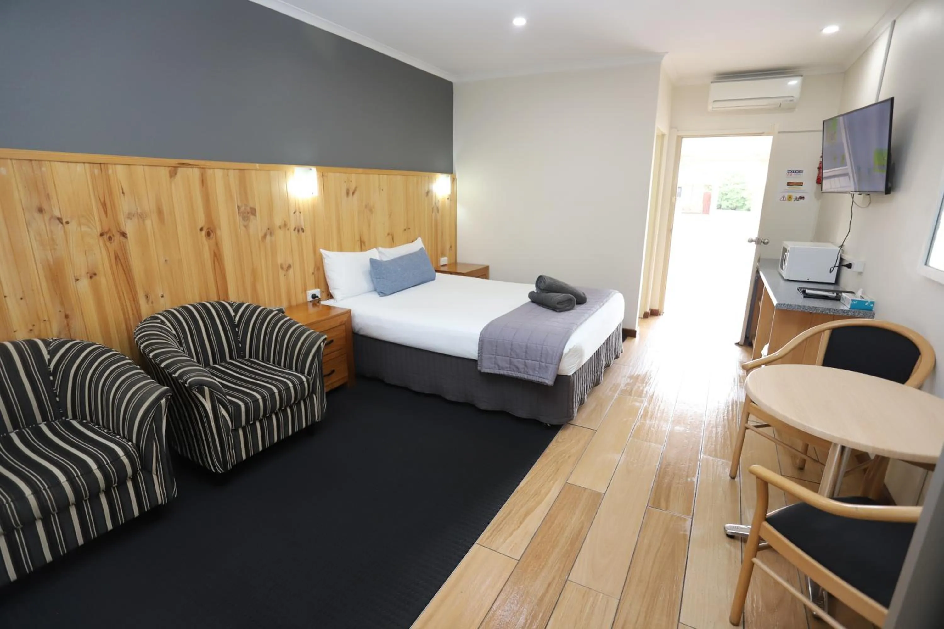 Photo of the whole room, Bed in Sleepy Hill Motor Inn