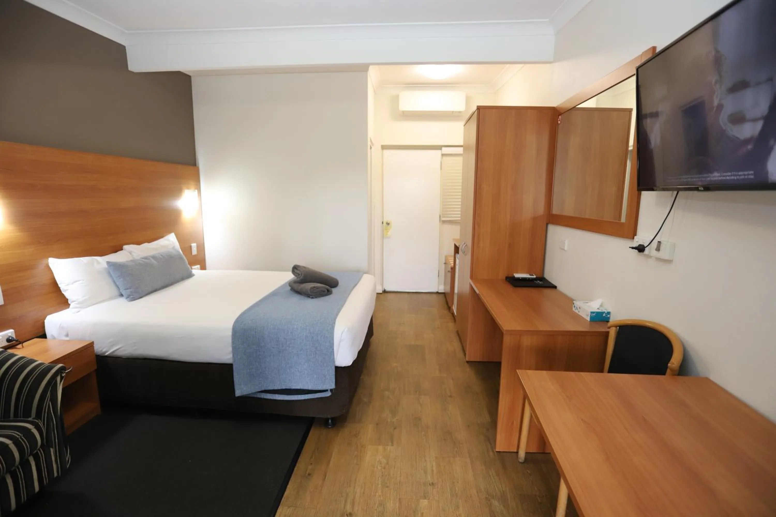 Photo of the whole room, Bed in Sleepy Hill Motor Inn