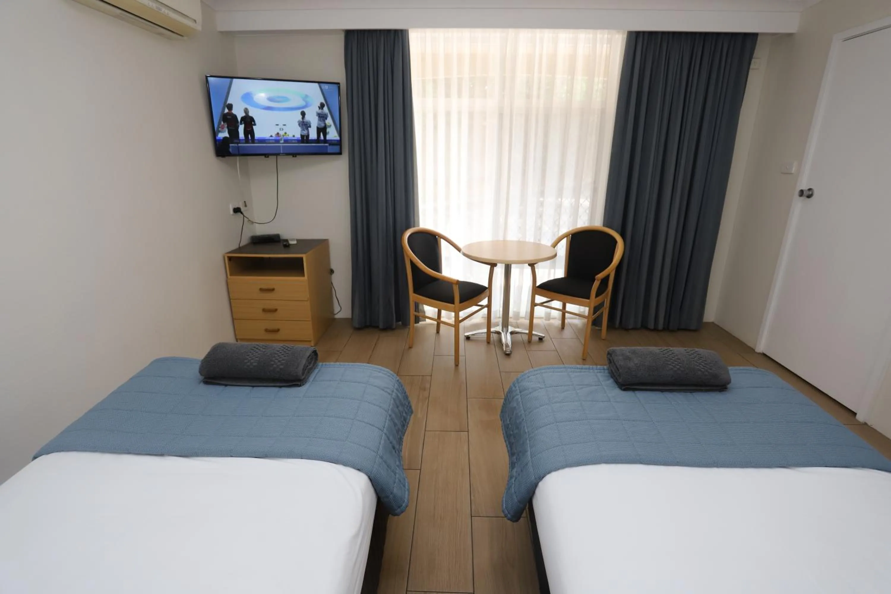 Bedroom, Bed in Sleepy Hill Motor Inn