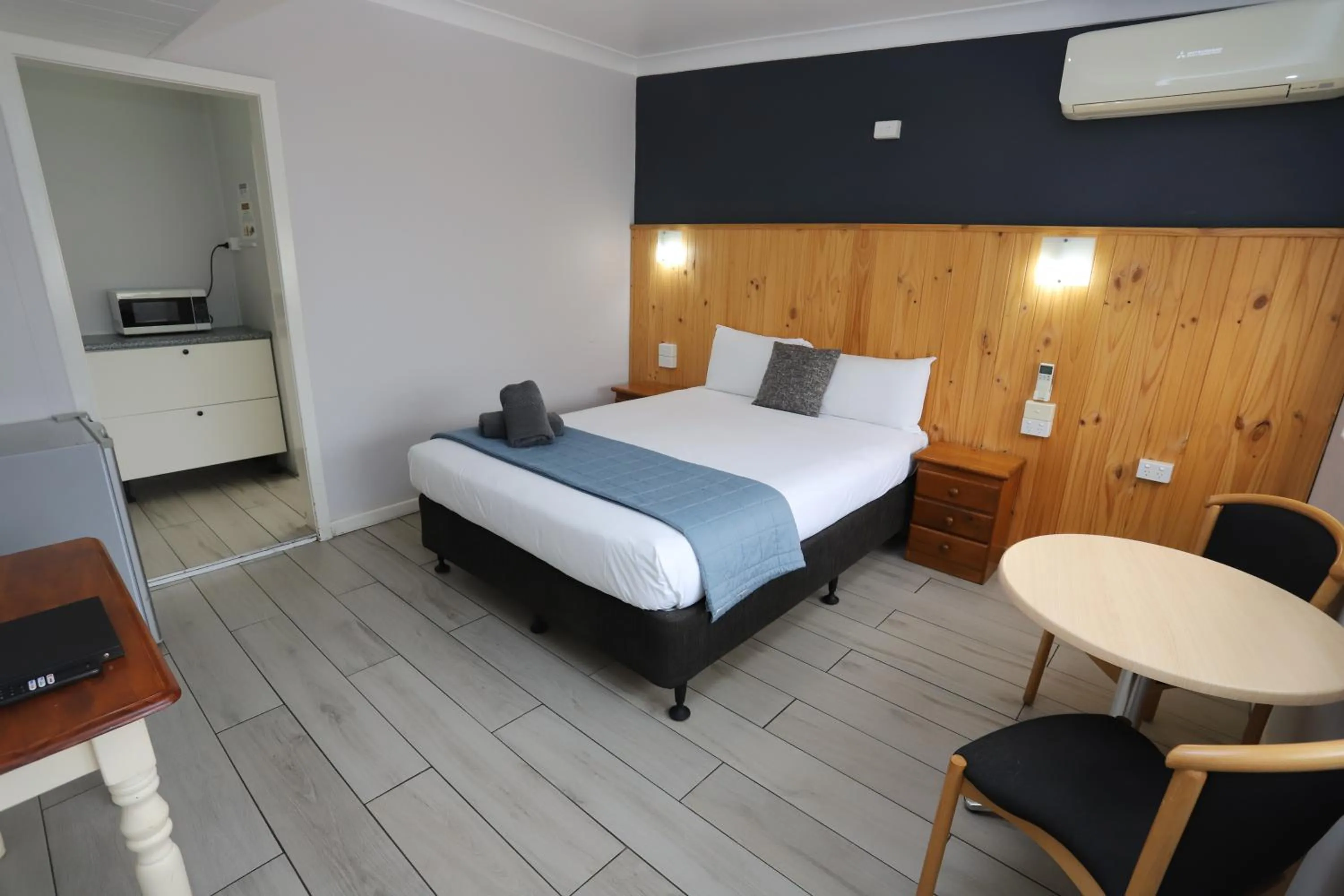 Photo of the whole room, Bed in Sleepy Hill Motor Inn