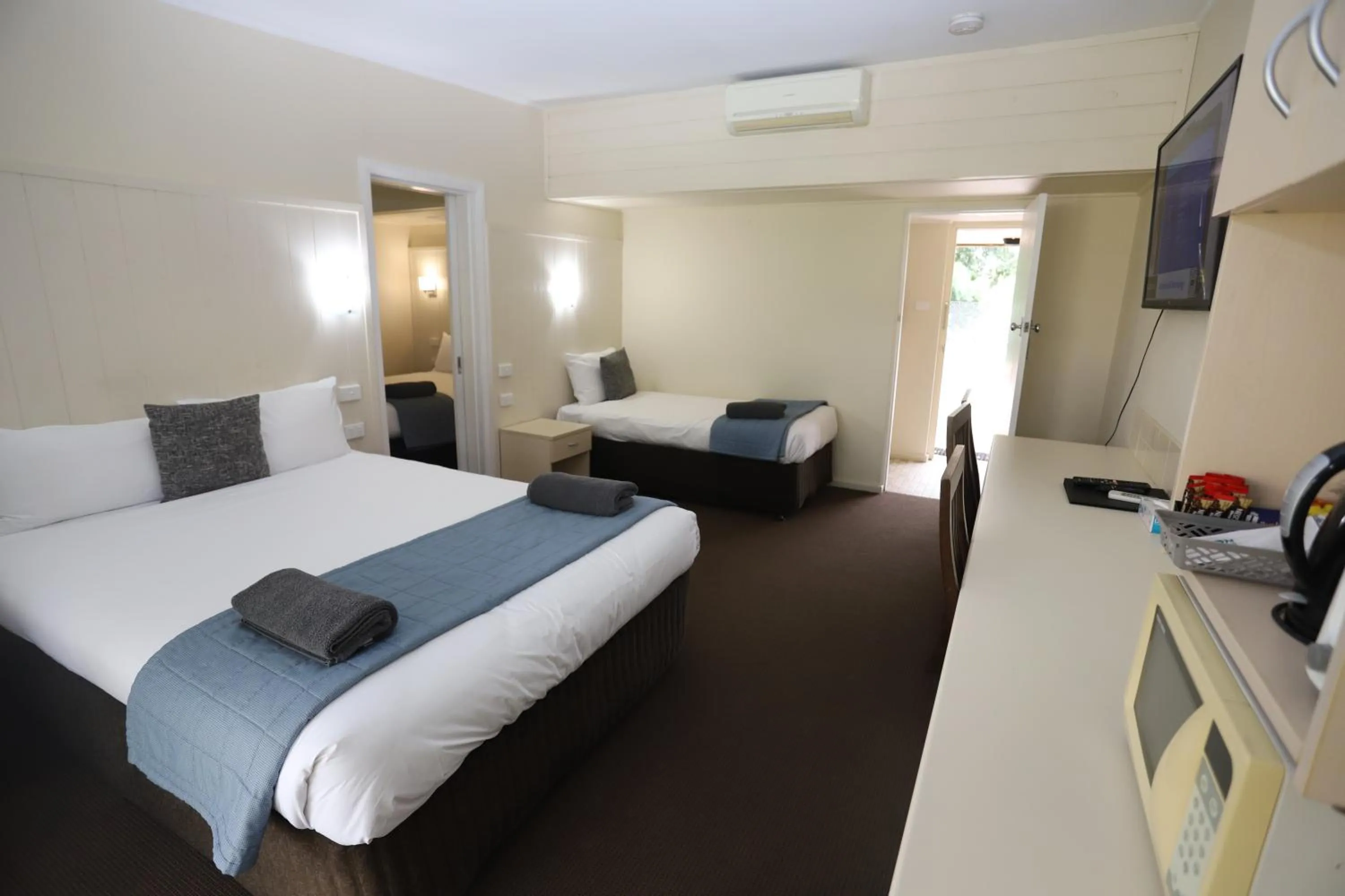 Bed in Sleepy Hill Motor Inn