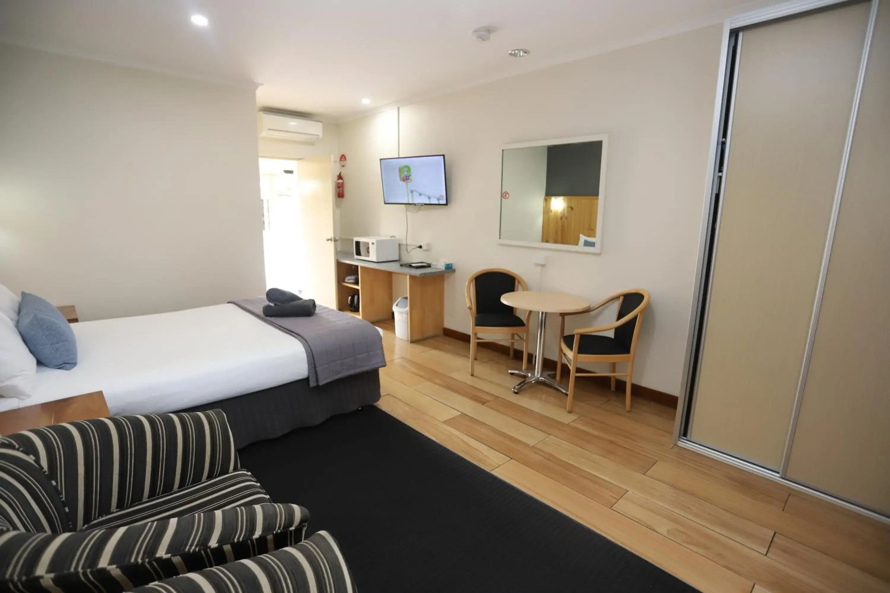 Deluxe Queen Room- Non Pet Friendly in Sleepy Hill Motor Inn Deluxe Queen Room- Non Pet Friendly in Sleepy Hill Motor Inn