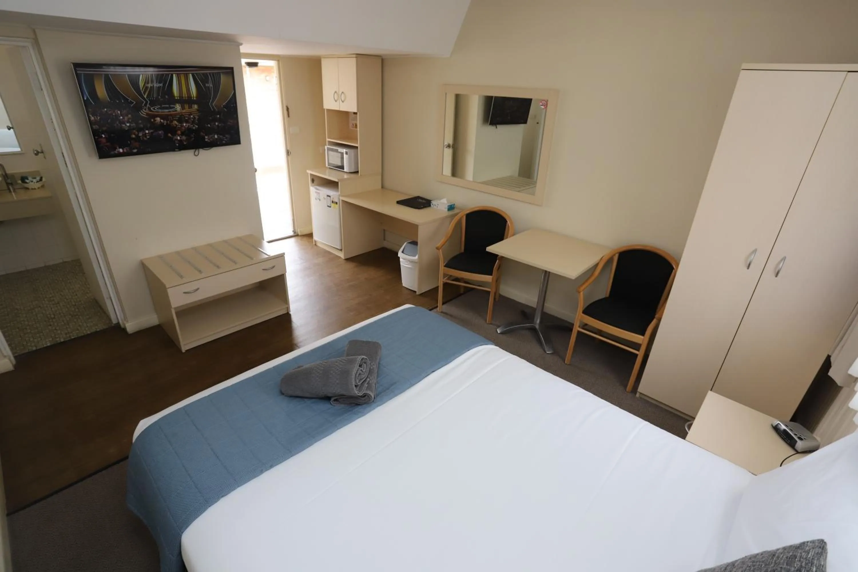 Photo of the whole room, Bed in Sleepy Hill Motor Inn