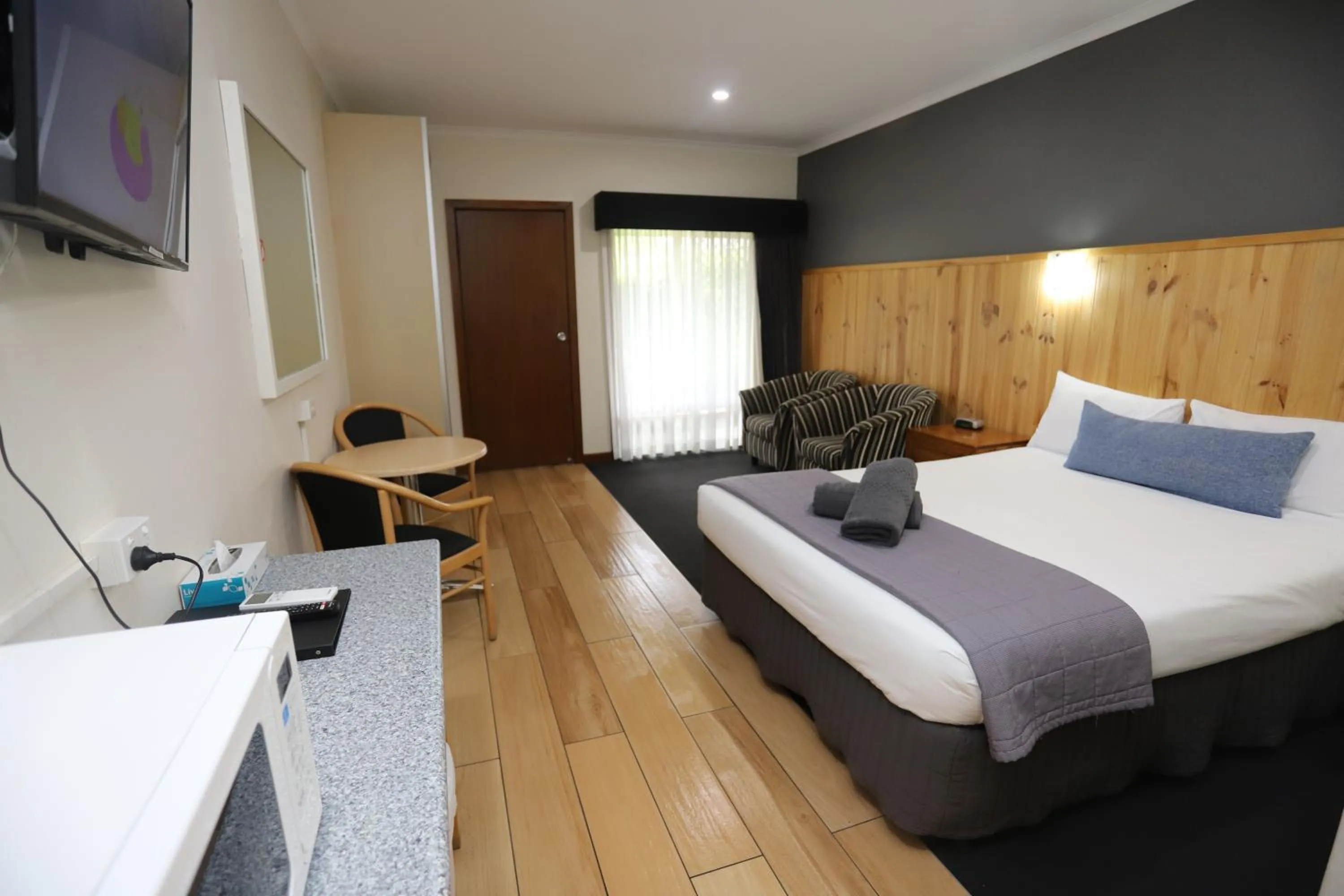 Photo of the whole room, Bed in Sleepy Hill Motor Inn