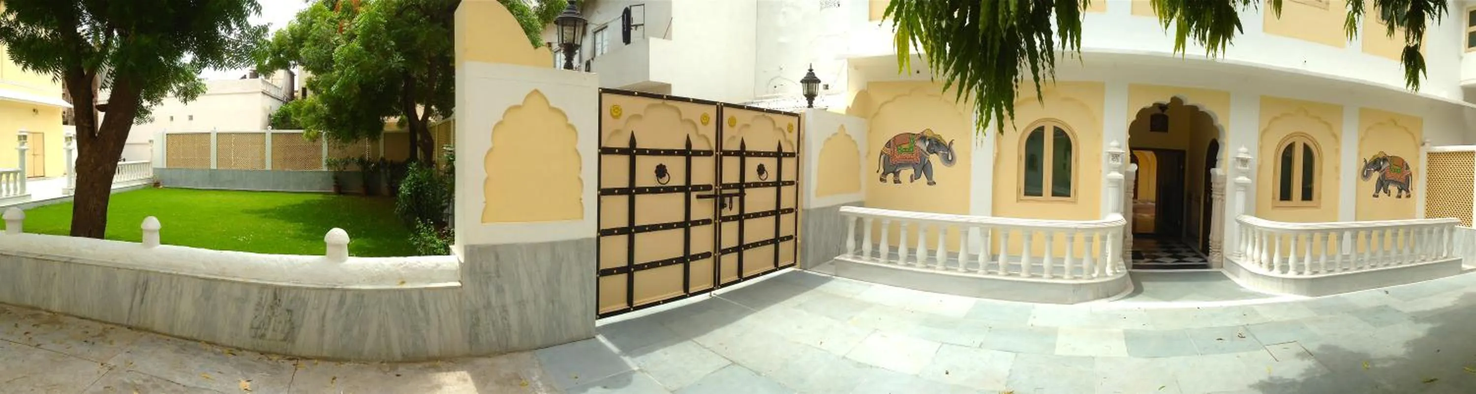 Facade/entrance in Khatu Haveli