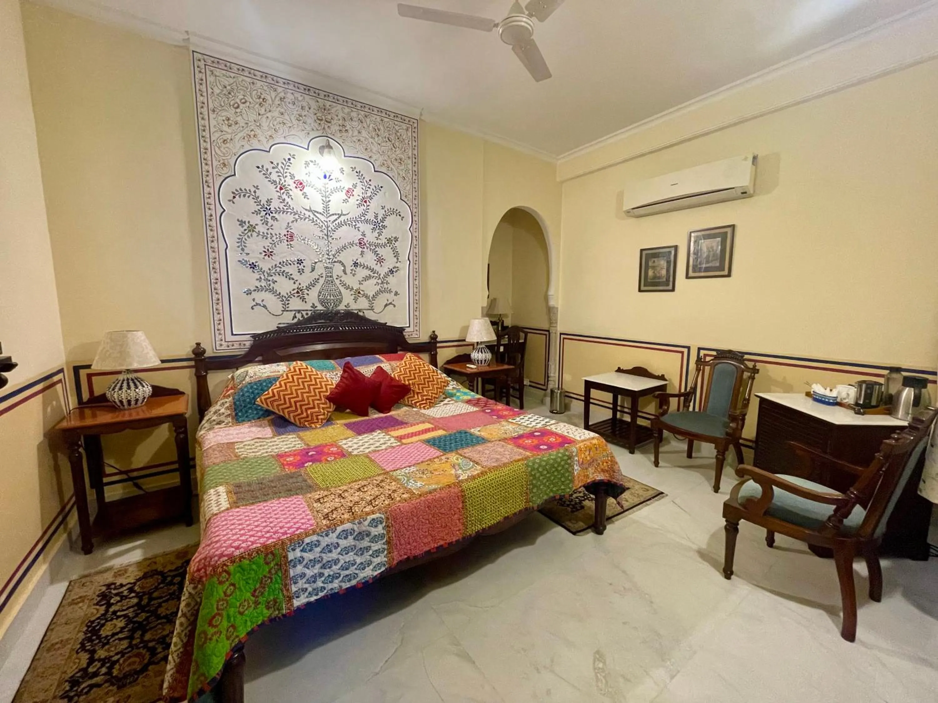 Bedroom, Bed in Khatu Haveli
