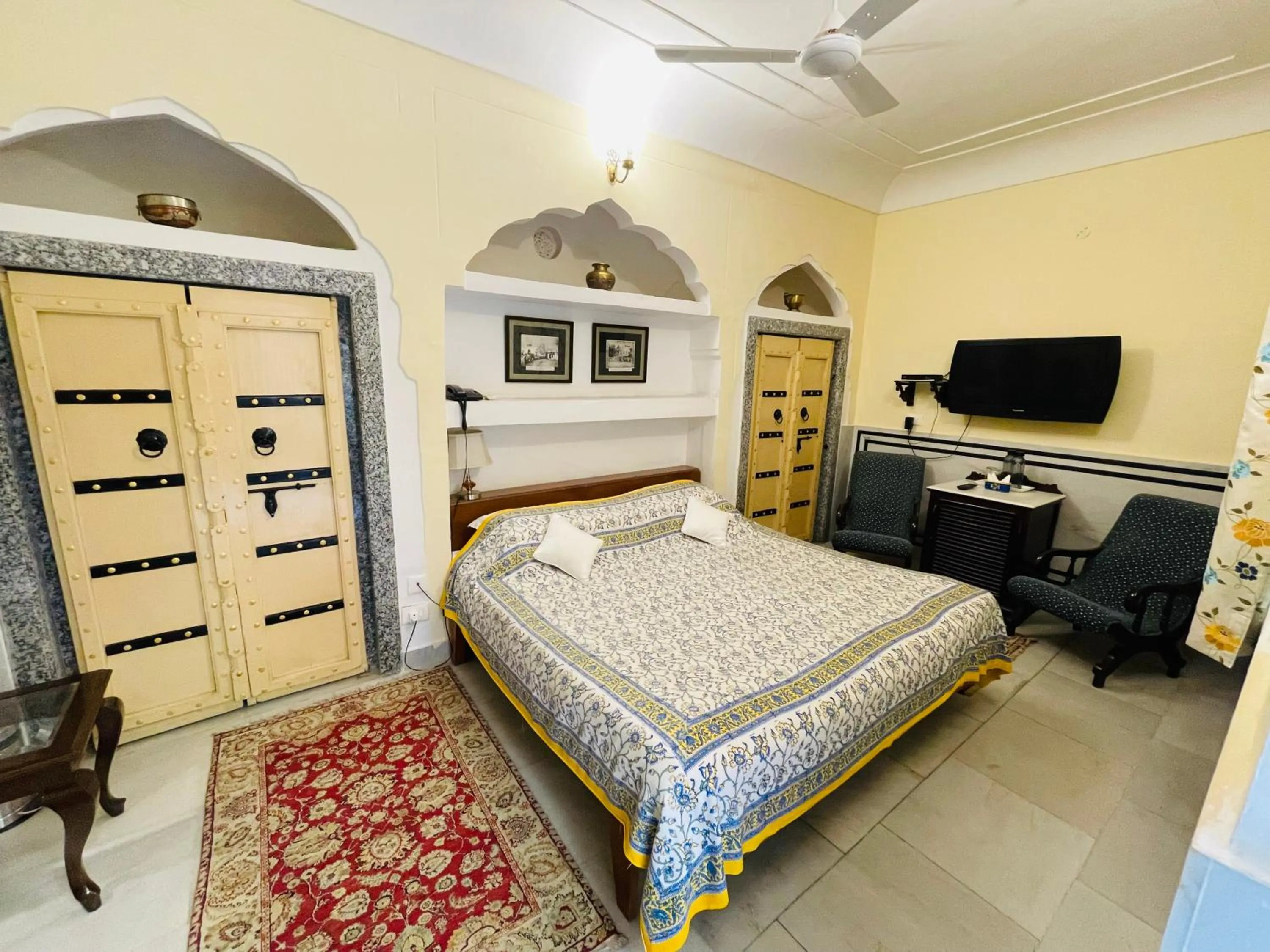 Bedroom, Bed in Khatu Haveli