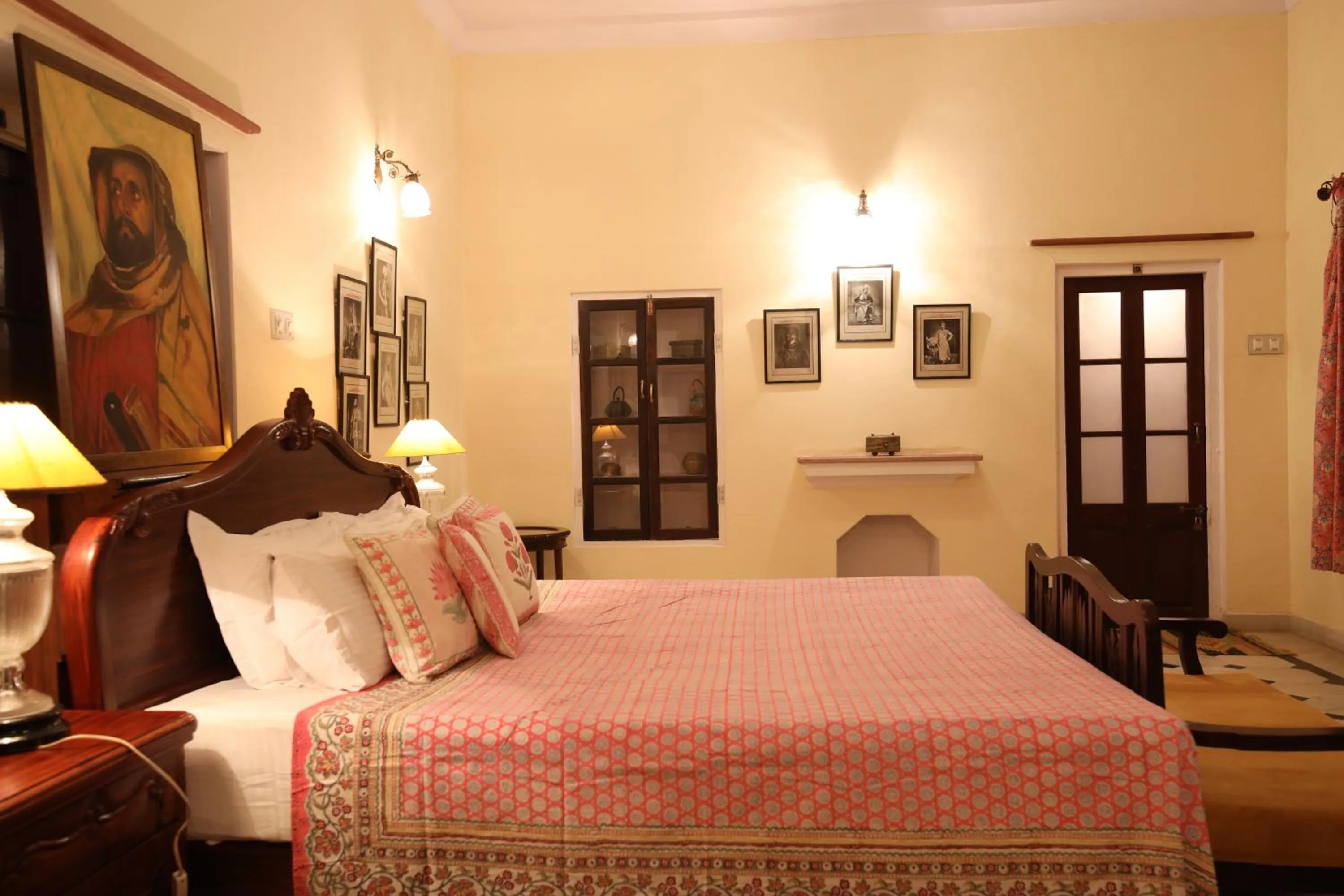 Bedroom, Bed in Roop Niwas Kothi, Near Mandawa