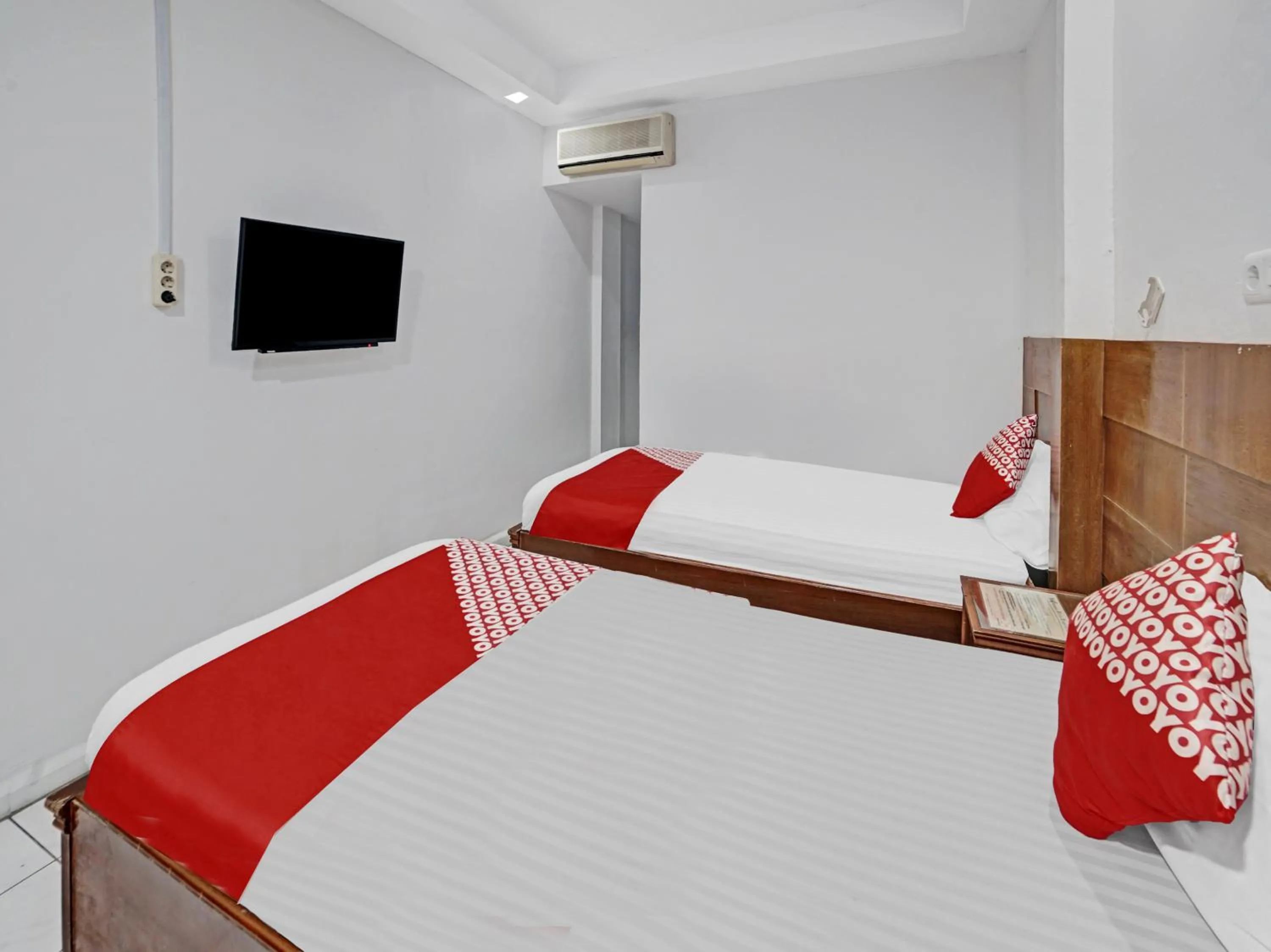 Delxue Twin Room in SUPER OYO 90487 Wisma Kuta Karang Baru