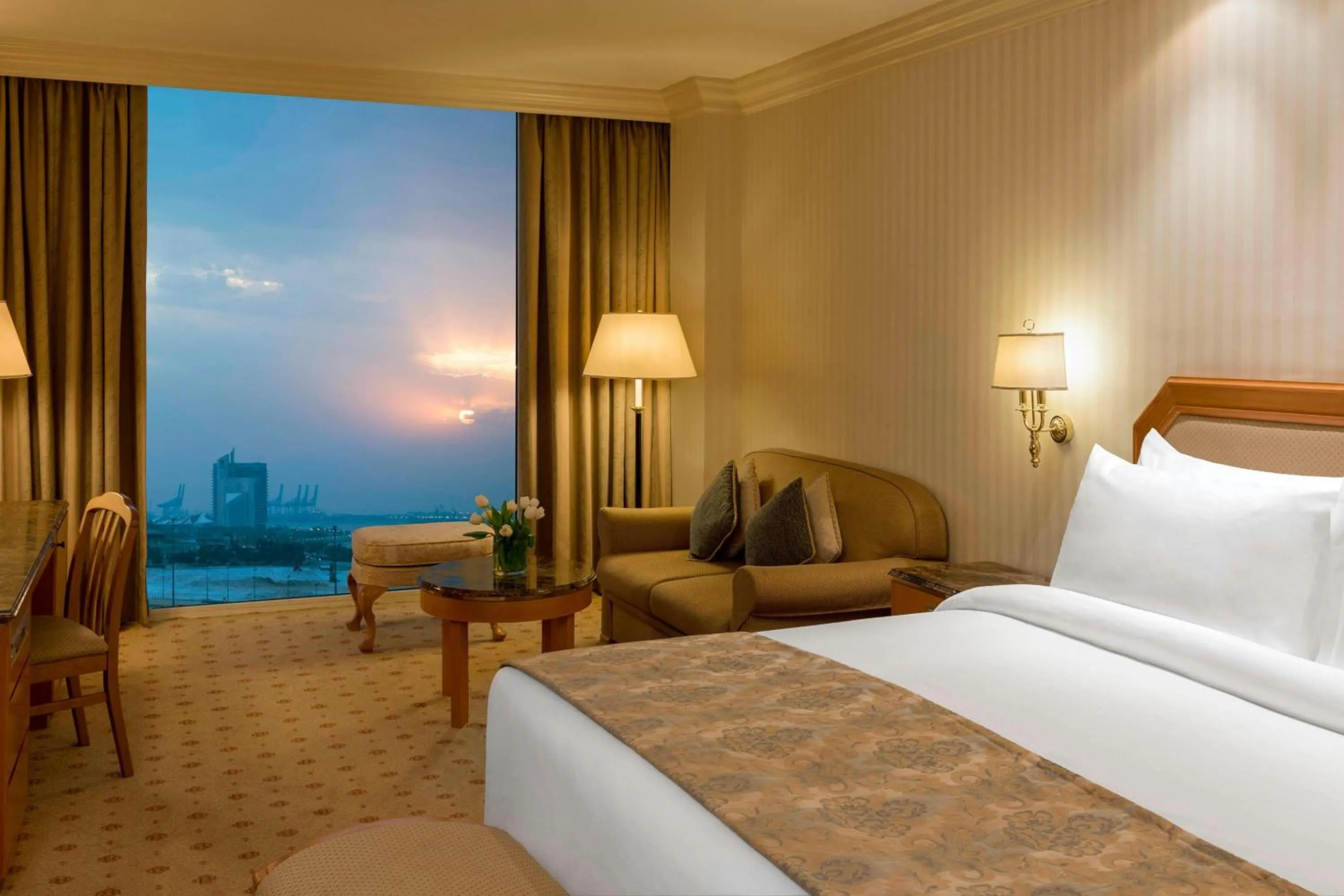 Lounge or bar, Bed in Sheraton Kuwait, a Luxury Collection Hotel, Kuwait City